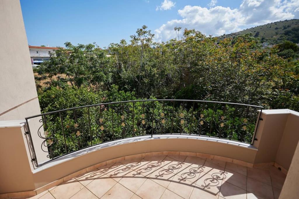 Luxury 3 Bedroom Apartment with Garden