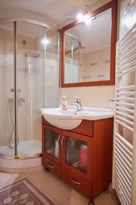 Luxury 3 Bedroom Apartment with Garden