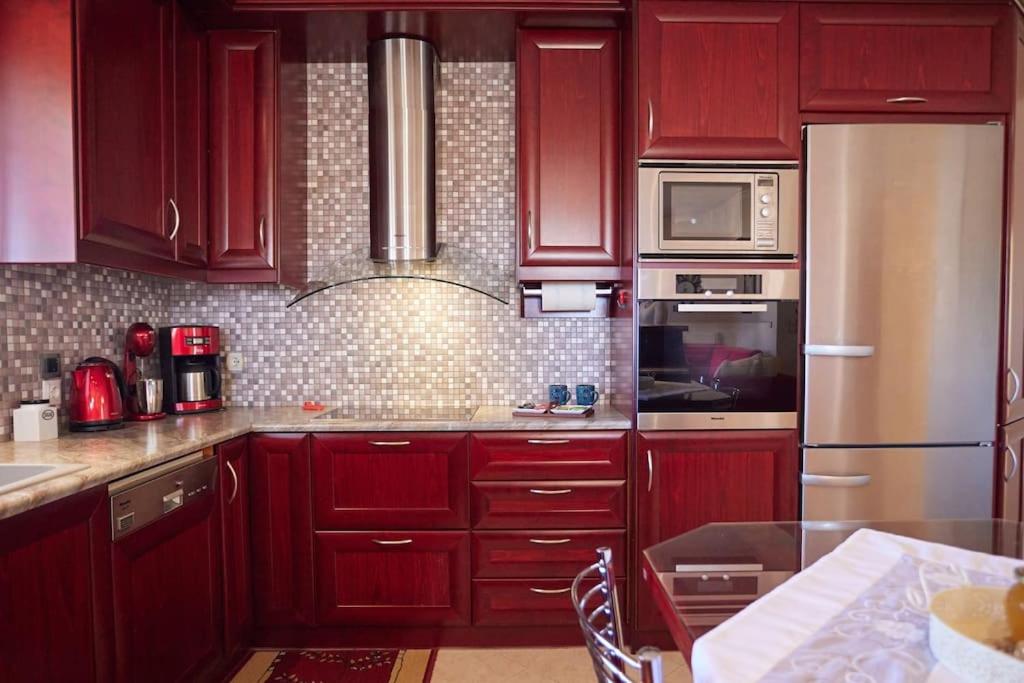 Luxury 3 Bedroom Apartment with Garden