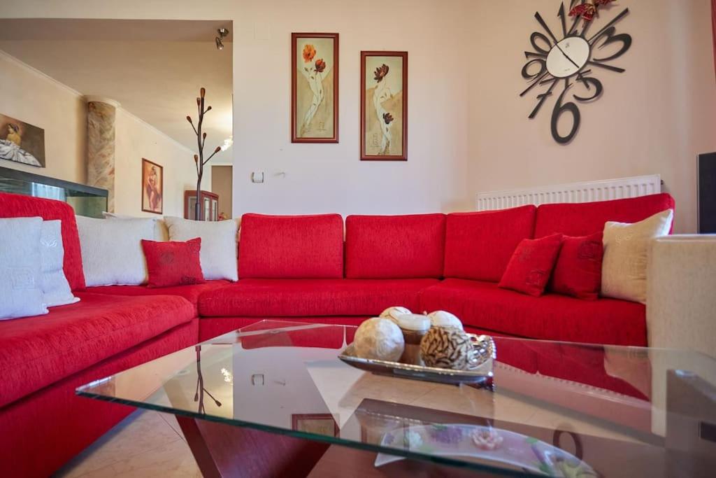 Luxury 3 Bedroom Apartment with Garden