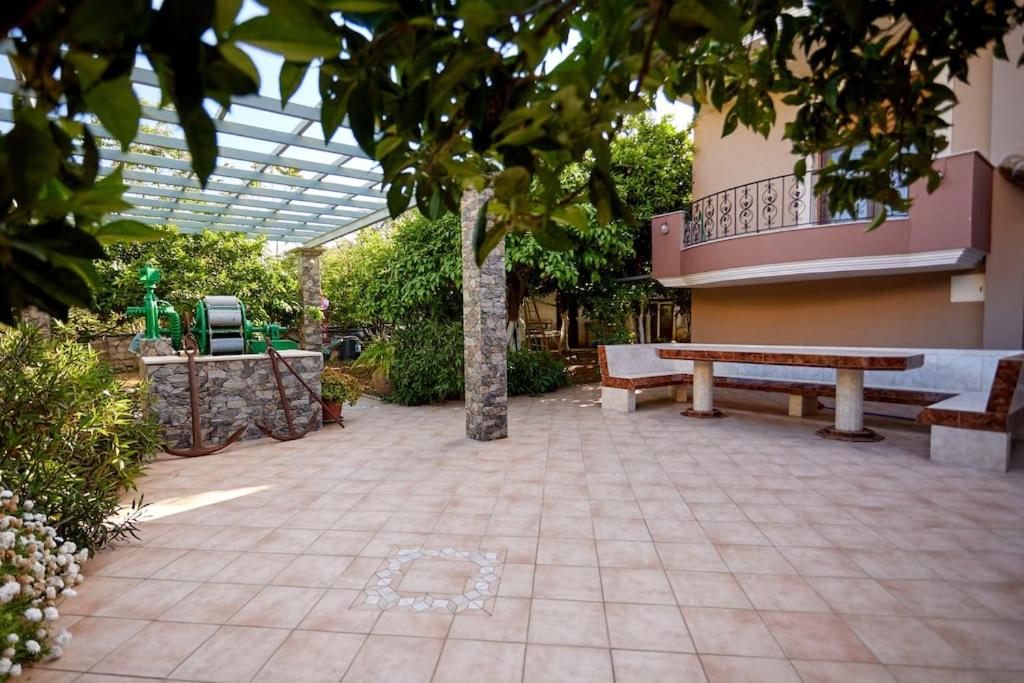 Luxury 3 Bedroom Apartment with Garden