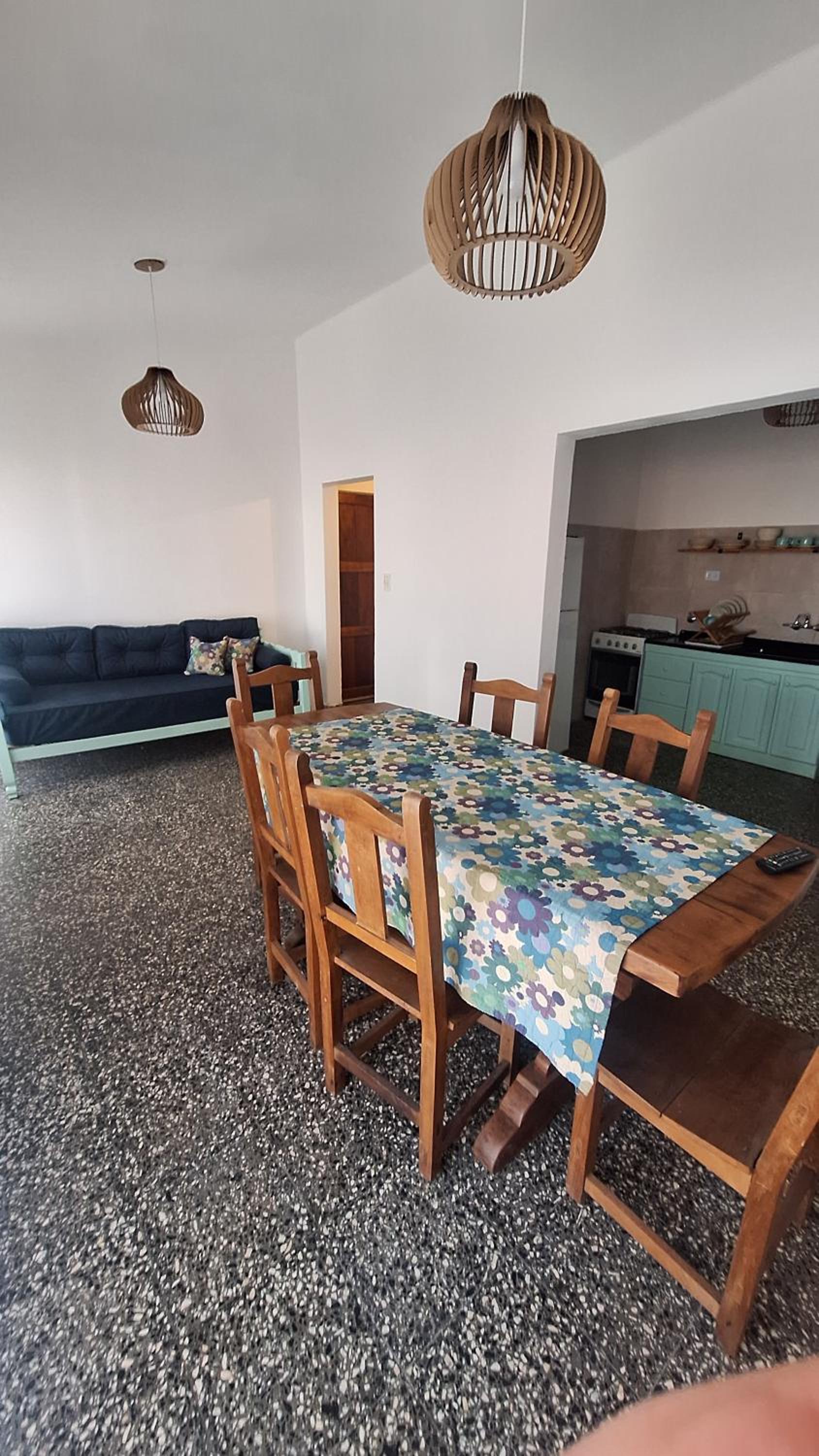 La casa, alquiler temporario - casa completa con cochera y patio- parrilla