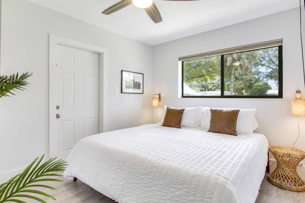 Cocobolo Lounge 10 min to Beach & Las Olas!
