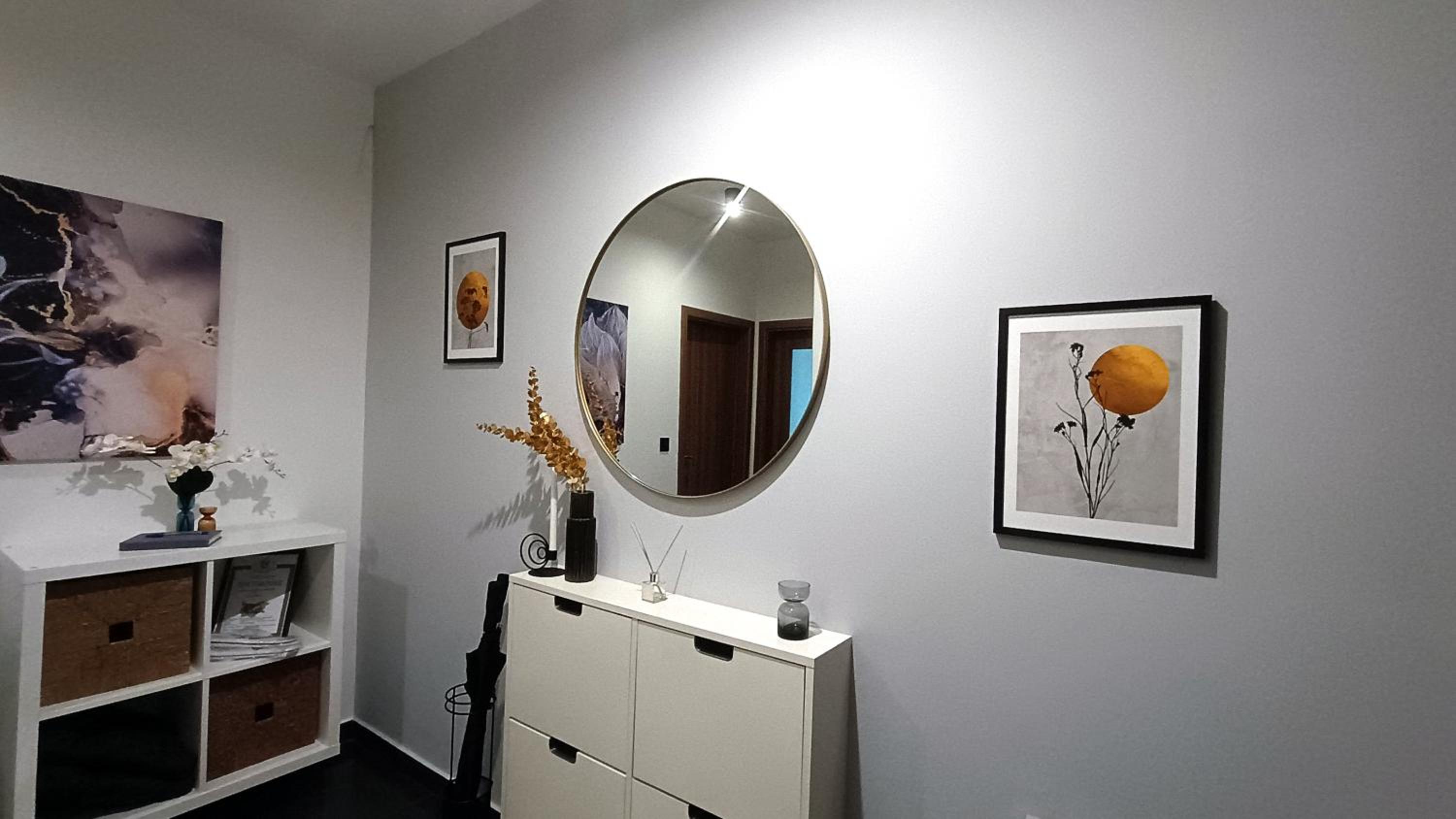Modern Comfort near Airport, The Mall, TechPark by KeyBox
