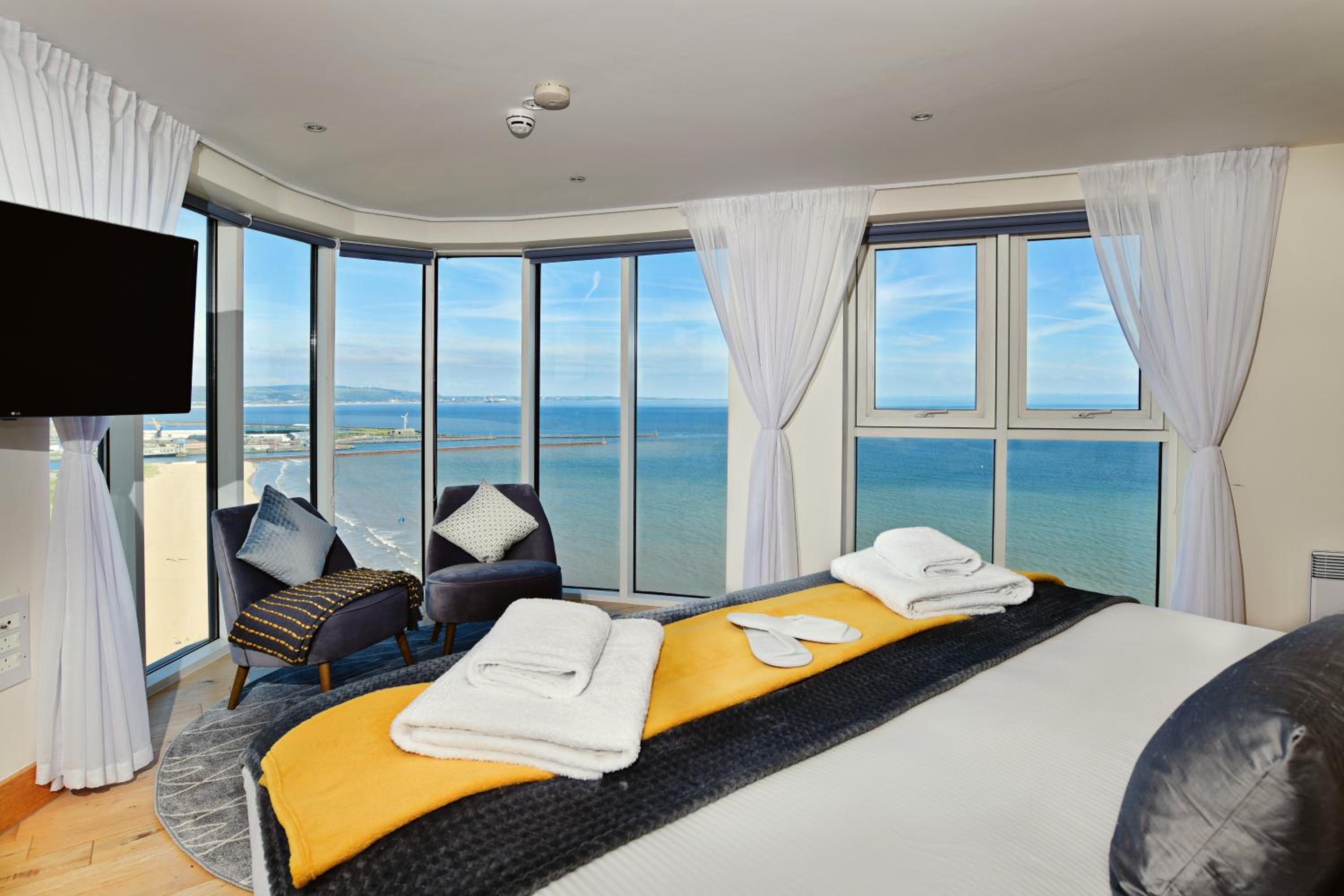 Impressive Beach View Penthouse view 5