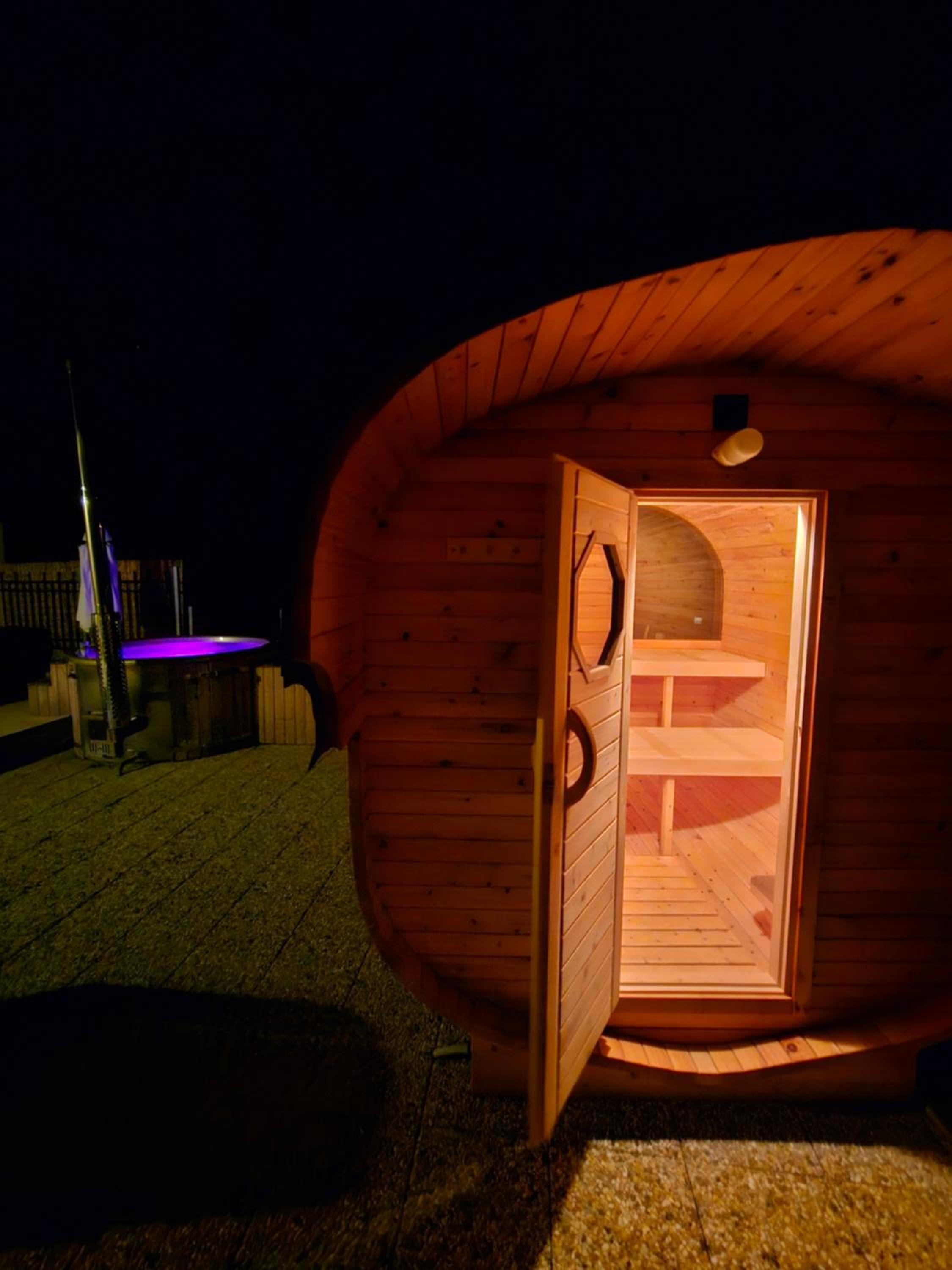 Vířivka a sauna na pokoji,nebo na vlastní terase - Farma u Příbrami