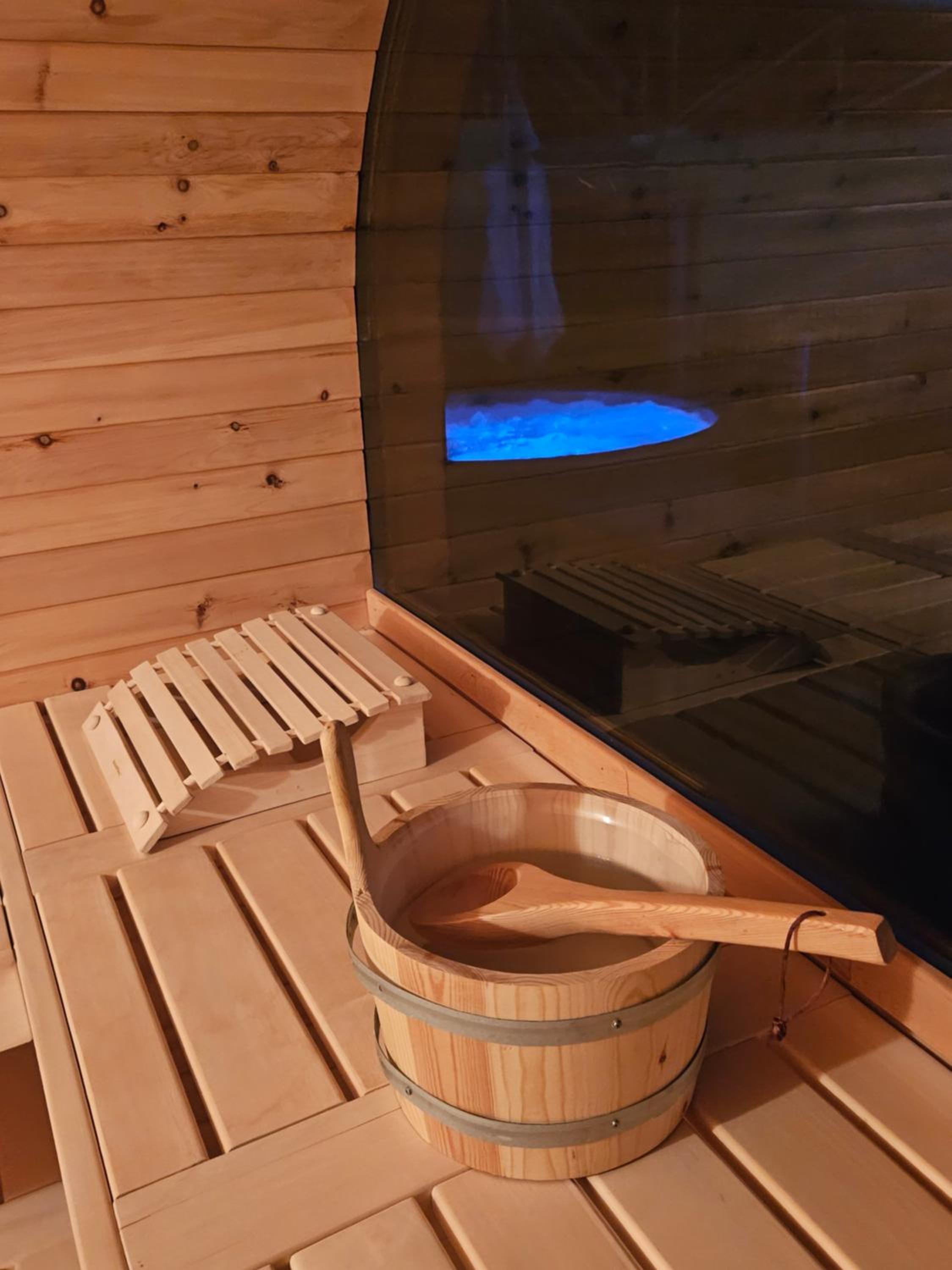 Vířivka a sauna na pokoji,nebo na vlastní terase - Farma u Příbrami