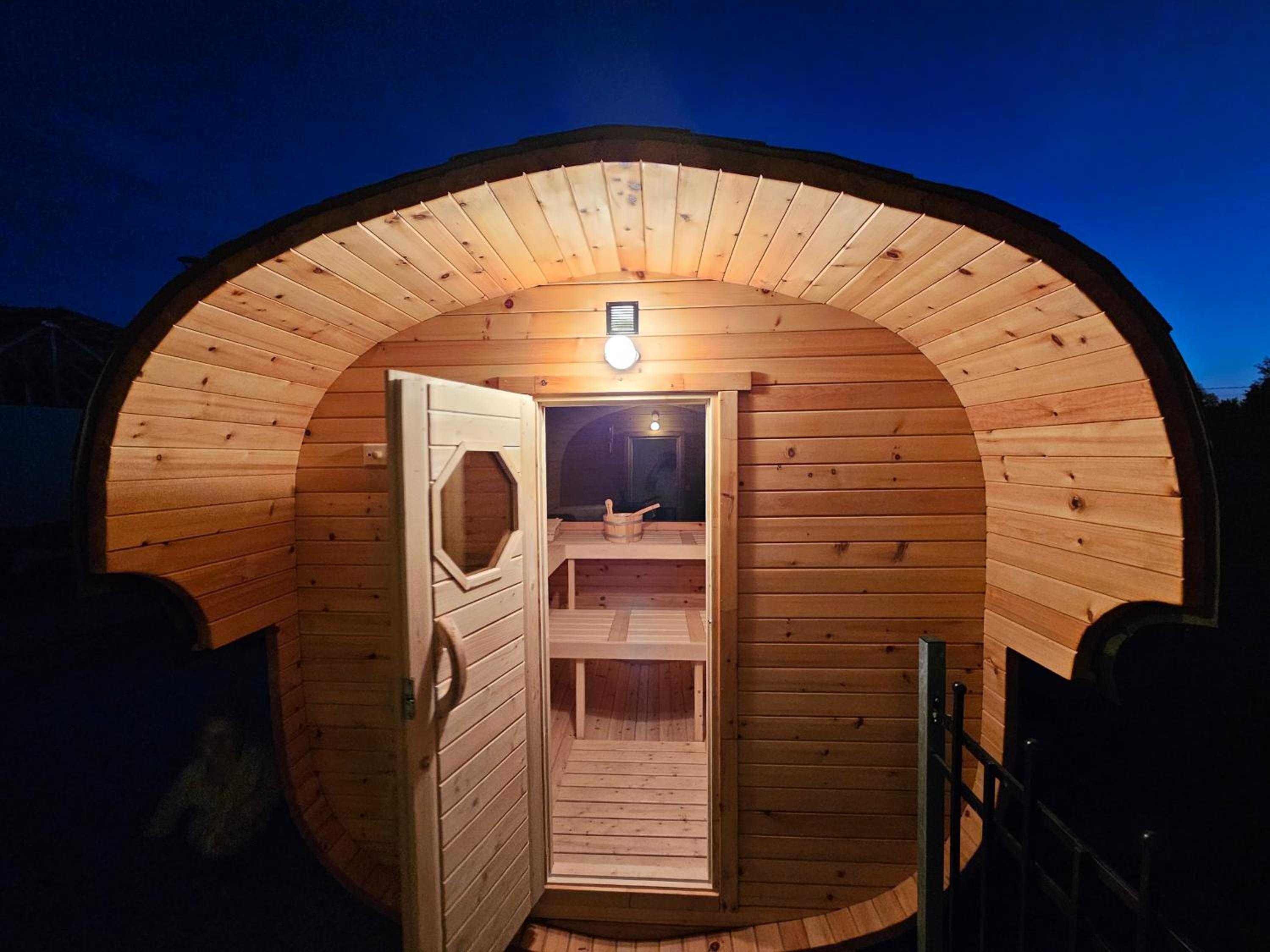Vířivka a sauna na pokoji,nebo na vlastní terase - Farma u Příbrami