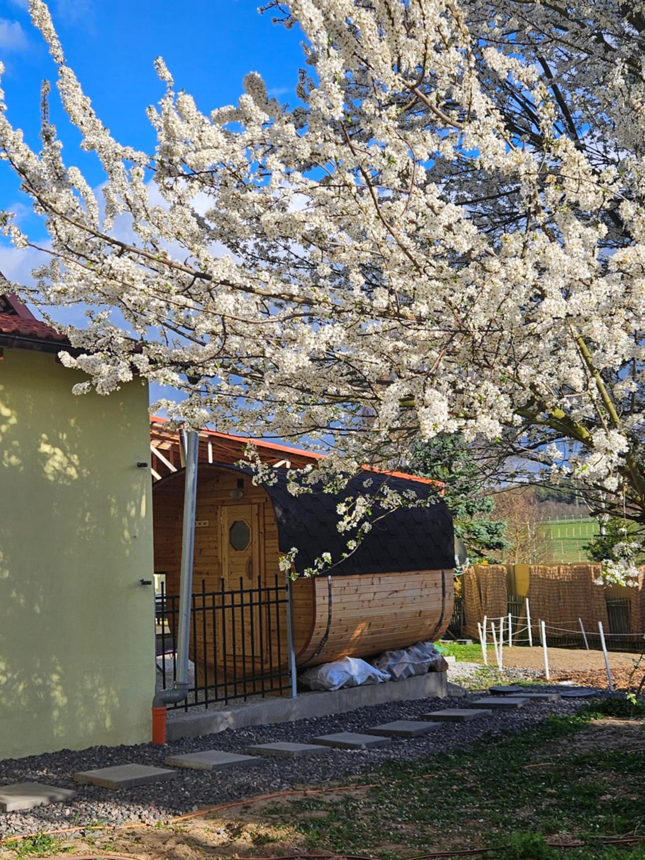 Vířivka a sauna na pokoji,nebo na vlastní terase - Farma u Příbrami