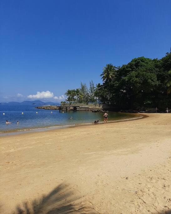 Flat pertinho da praia da Biscaia