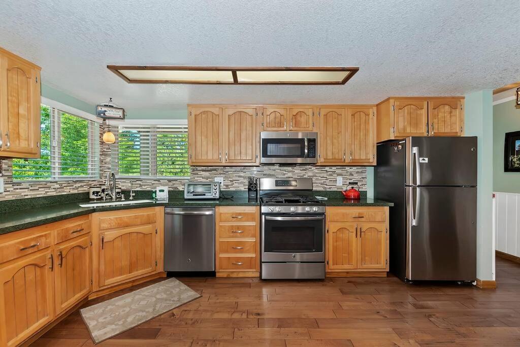 Modern 3BR Retreat Perfect for Family Getaway