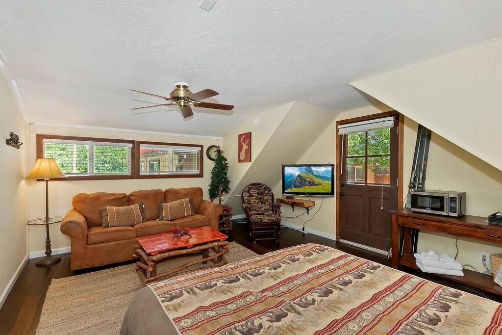 Modern 3BR Retreat Perfect for Family Getaway