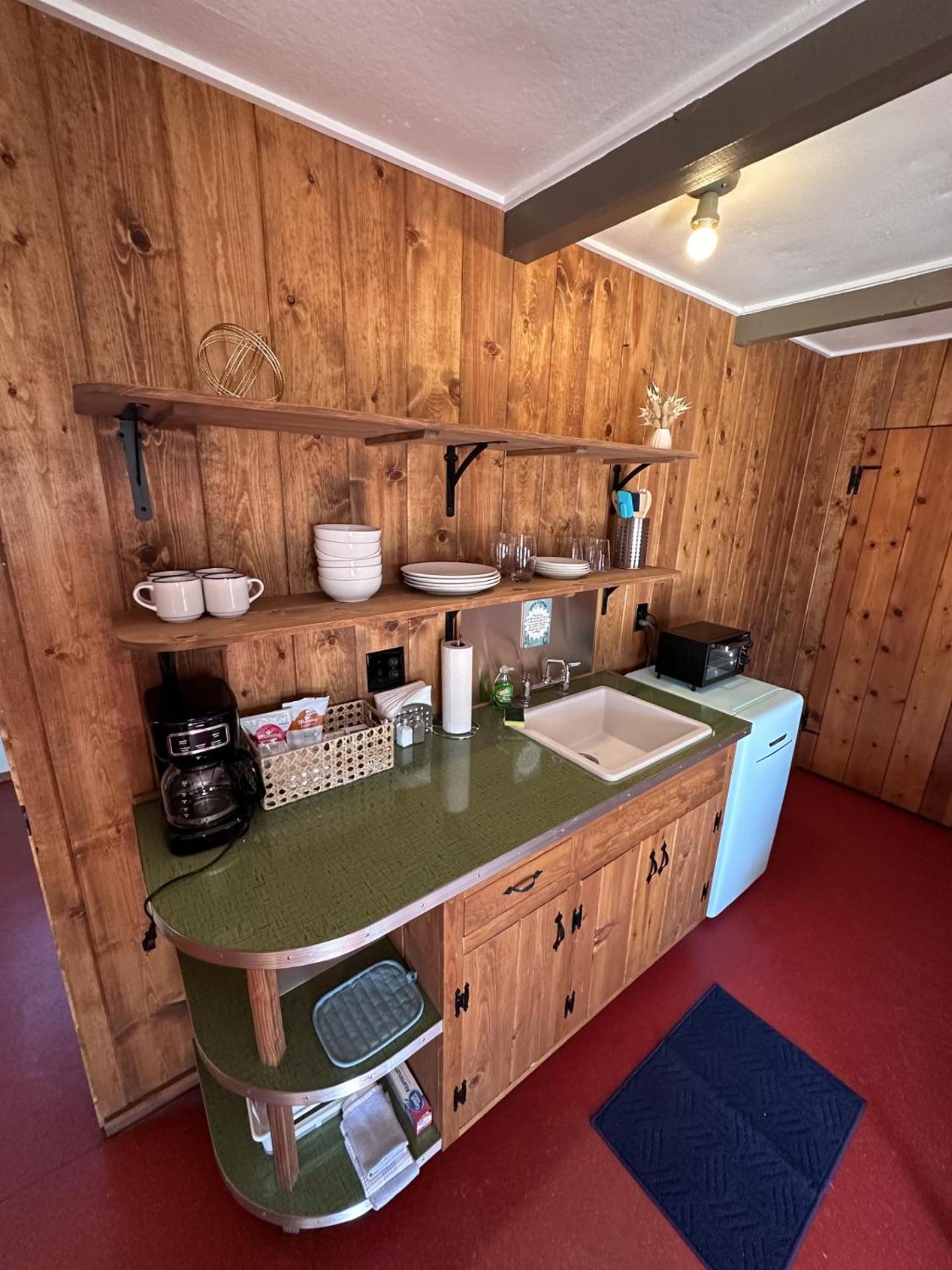 Room 2 - Downtown Joshua Tree Motel - Pet Friendly - Walk to Shops & Visitor Center, Minutes to Park Entrance
