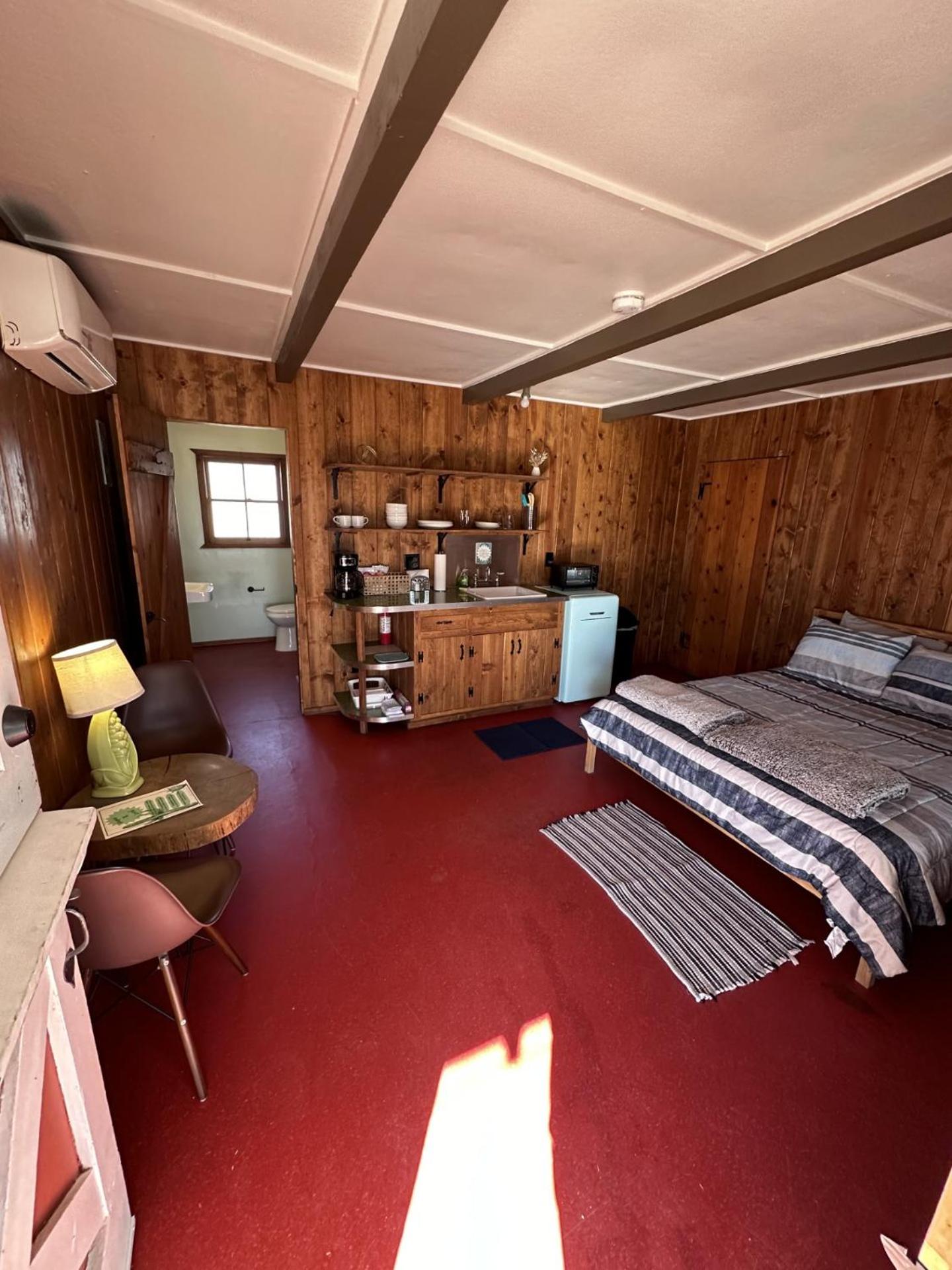 Room 2 - Downtown Joshua Tree Motel - Pet Friendly - Walk to Shops & Visitor Center, Minutes to Park Entrance