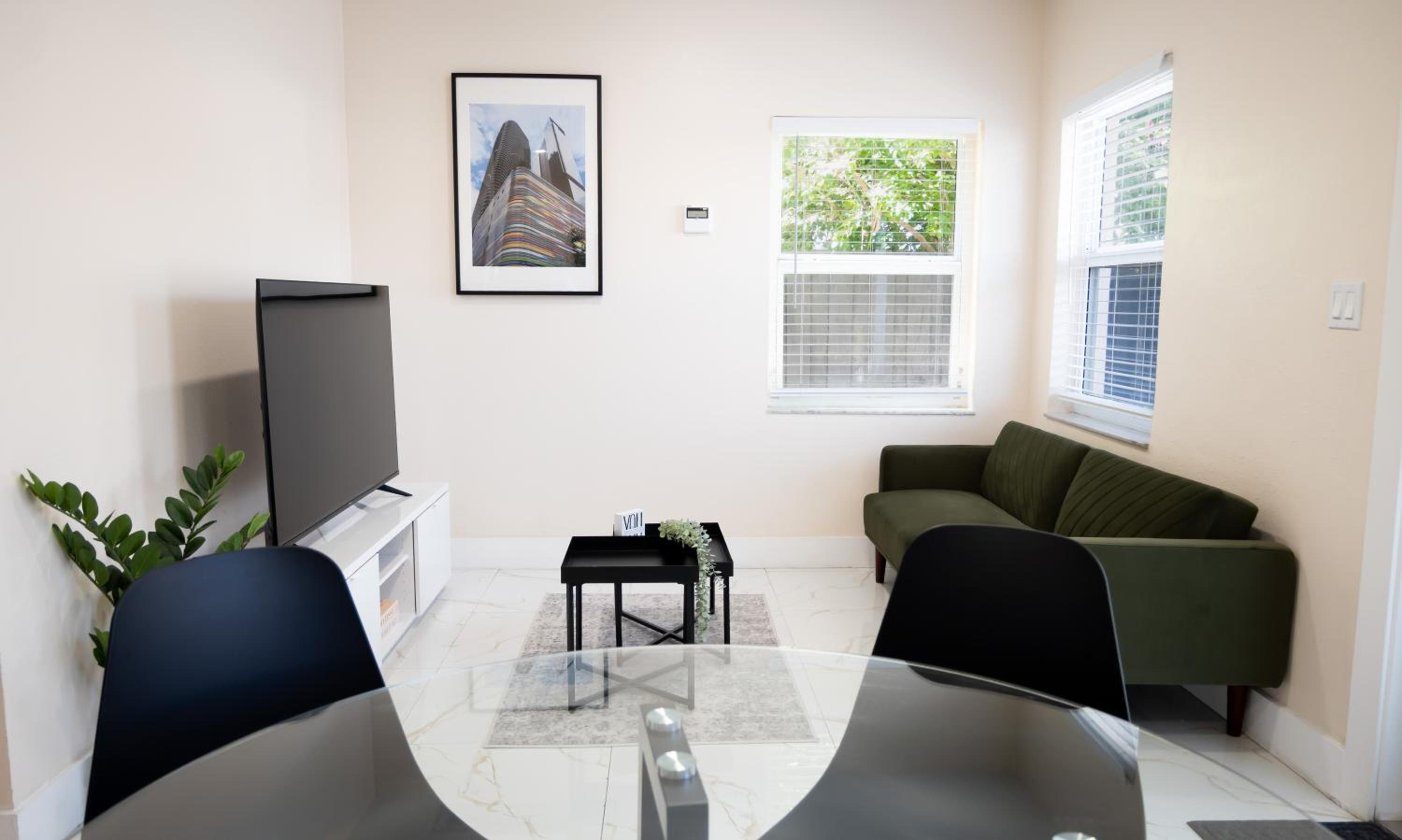 Cozy Central Stay Airport, KingBed, Fenced Parking - Little Havana Near Airport, Wynwood, Calle 8 Brickell, Coral Gables and more
