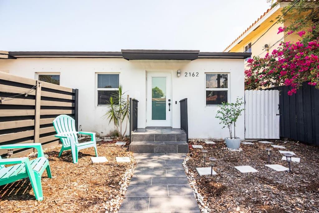 Cozy Central Stay Airport, KingBed, Fenced Parking - Little Havana Near Airport, Wynwood, Calle 8 Brickell, Coral Gables and more