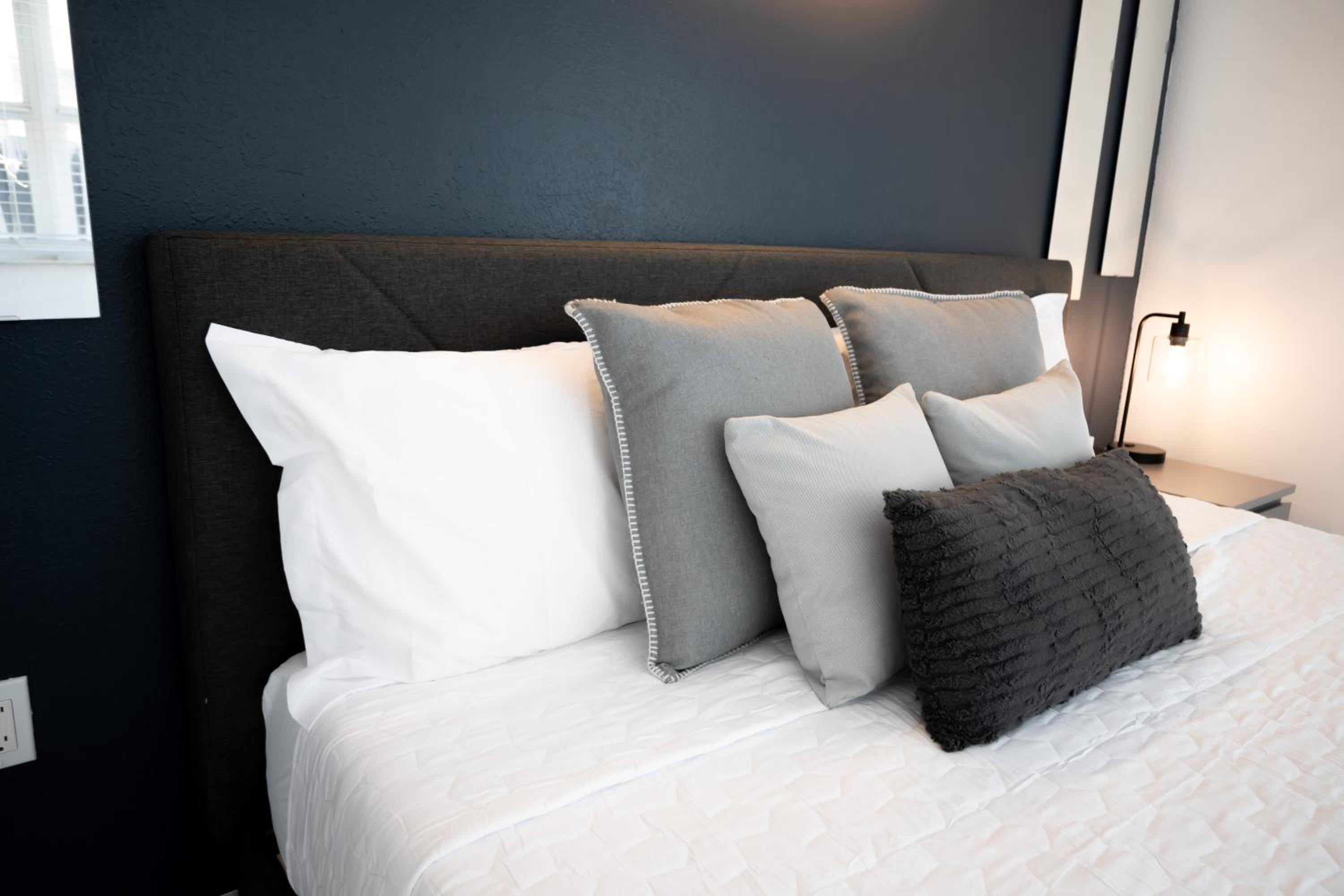 Cozy Central Stay Airport, KingBed, Fenced Parking - Little Havana Near Airport, Wynwood, Calle 8 Brickell, Coral Gables and more