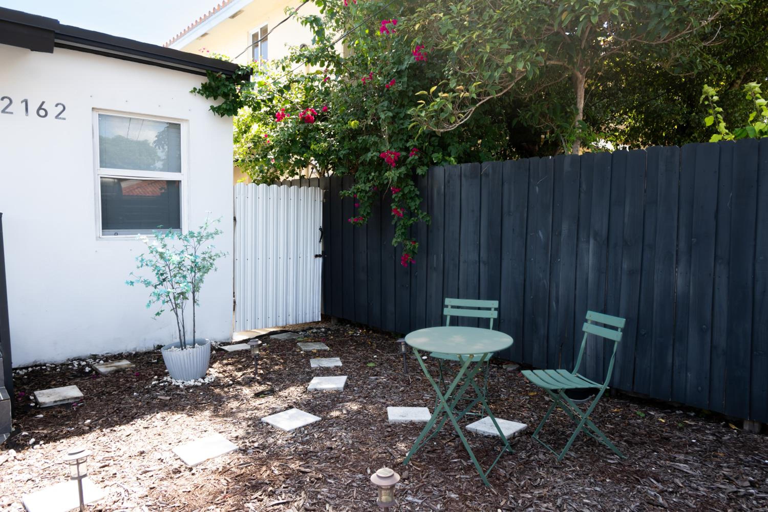 Cozy Central Stay Airport, KingBed, Fenced Parking - Little Havana Near Airport, Wynwood, Calle 8 Brickell, Coral Gables and more