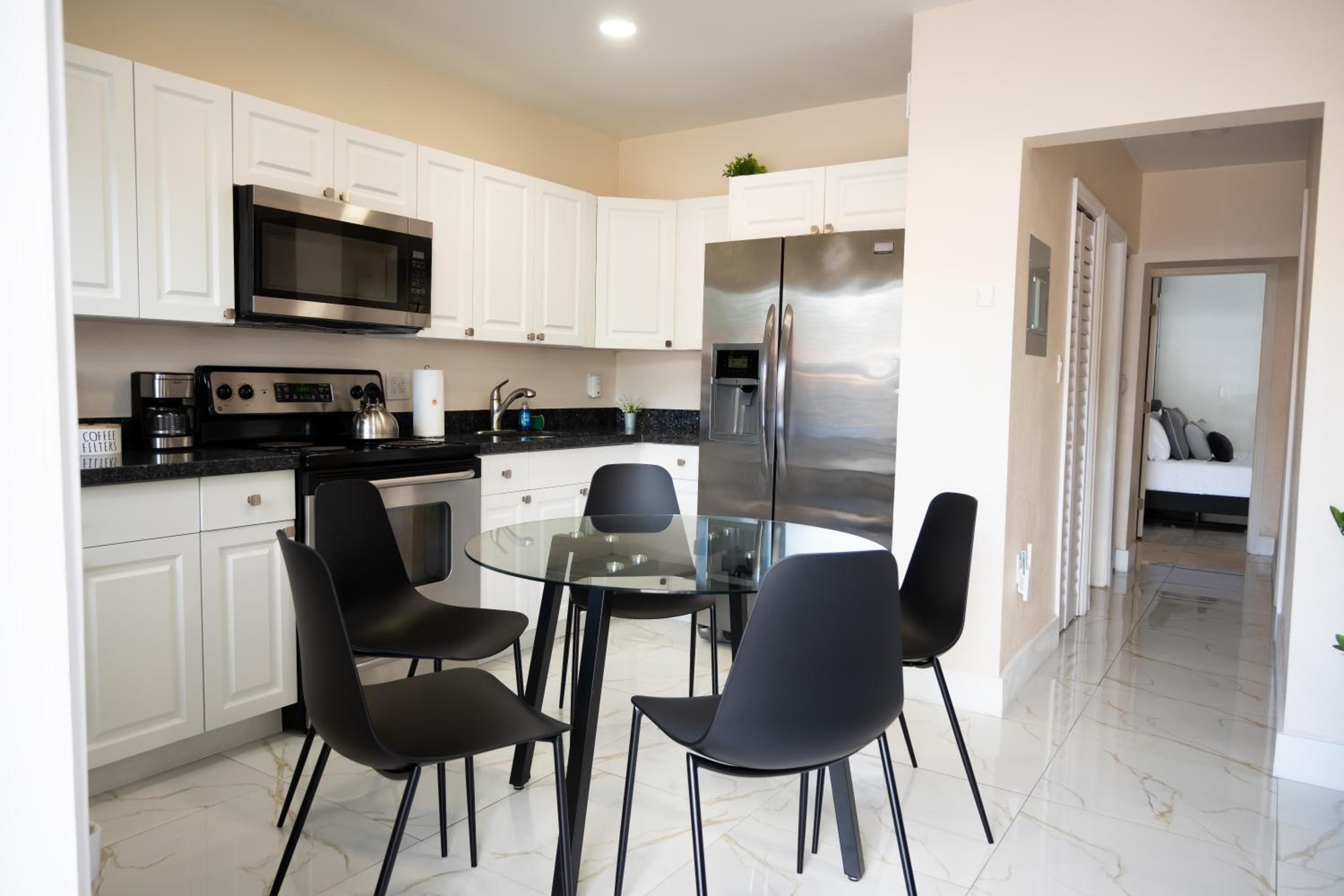 Cozy Central Stay Airport, KingBed, Fenced Parking - Little Havana Near Airport, Wynwood, Calle 8 Brickell, Coral Gables and more