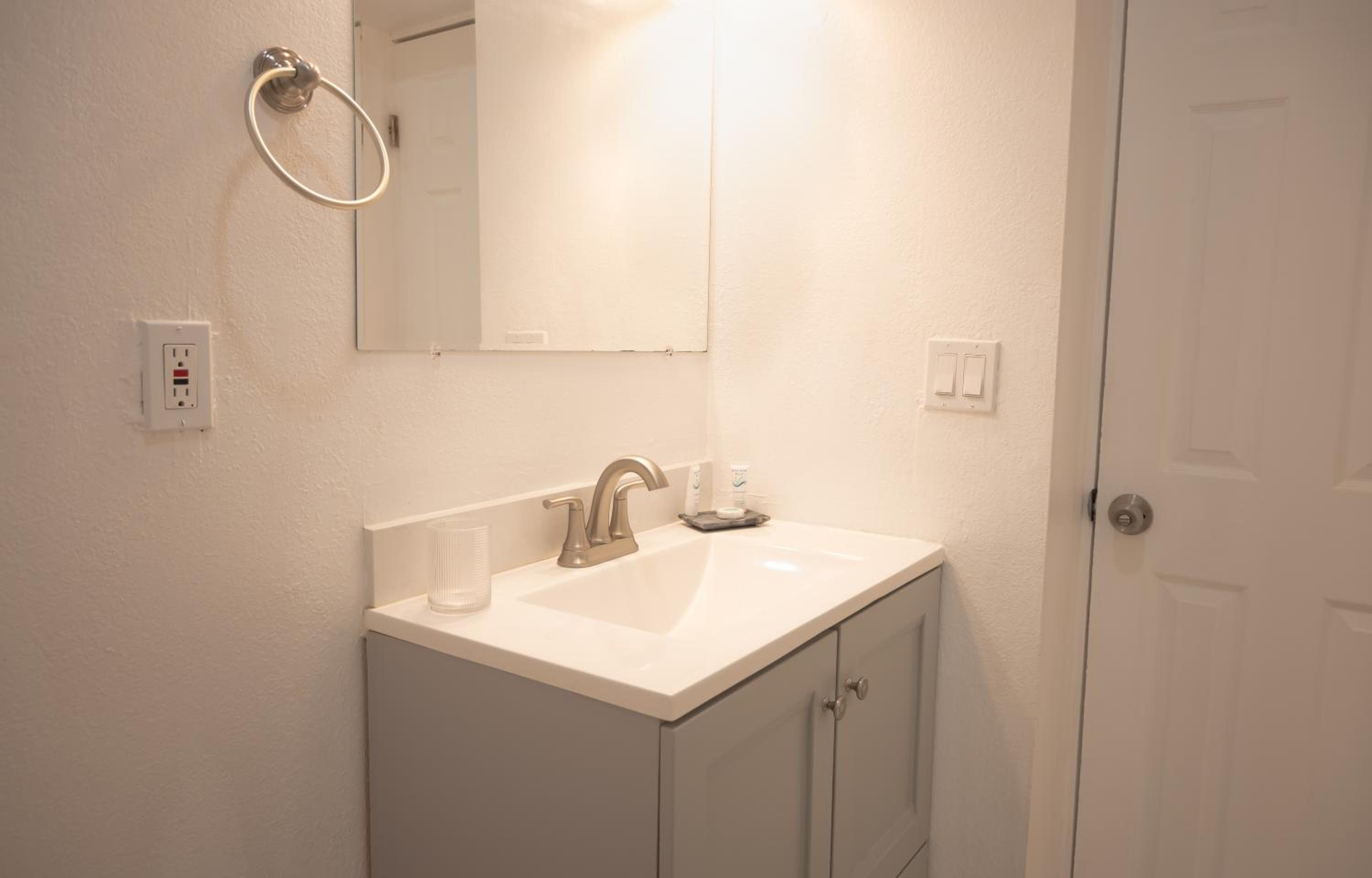 Cozy Central Stay Airport, KingBed, Fenced Parking - Little Havana Near Airport, Wynwood, Calle 8 Brickell, Coral Gables and more