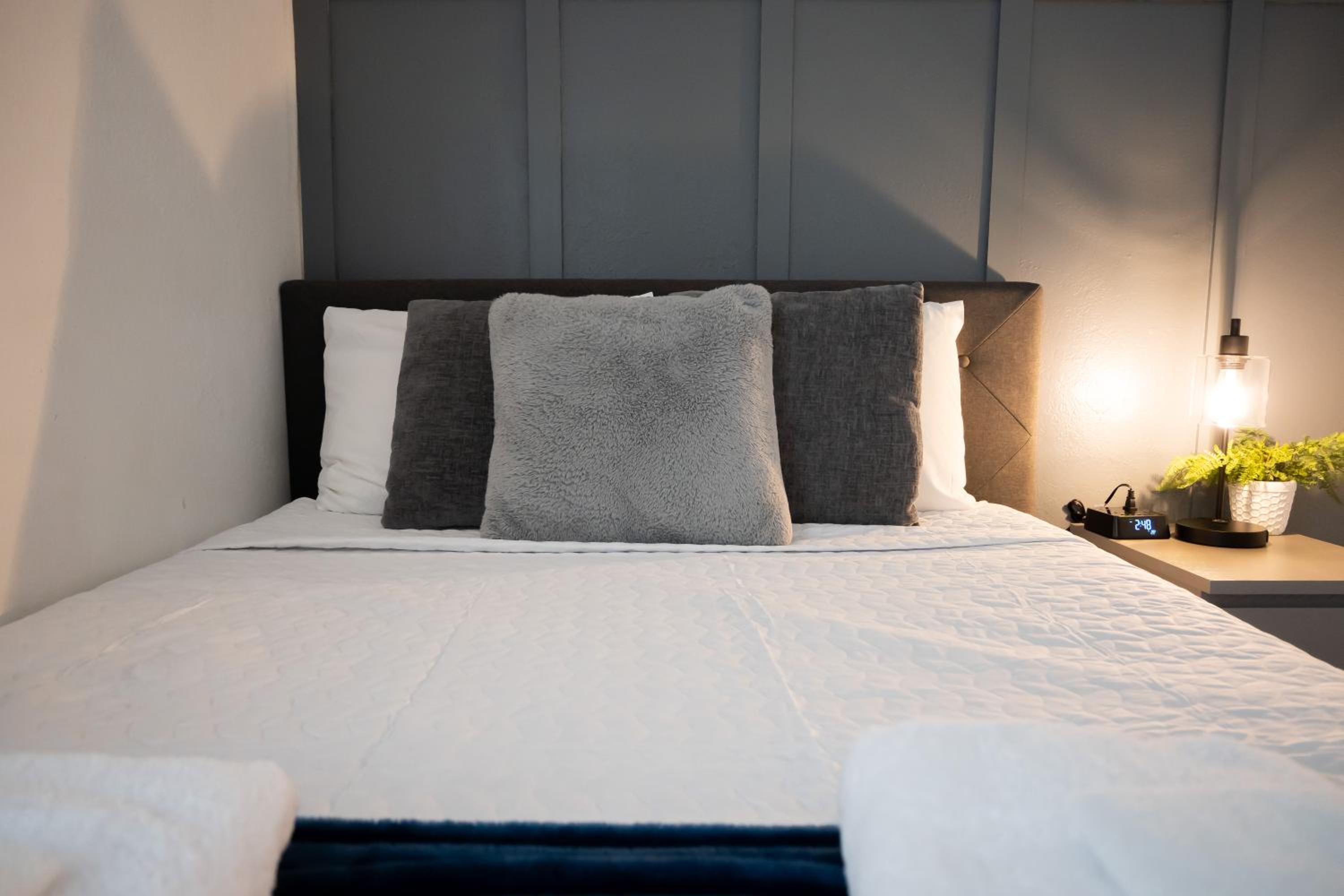 Cozy Central Stay Airport, KingBed, Fenced Parking - Little Havana Near Airport, Wynwood, Calle 8 Brickell, Coral Gables and more