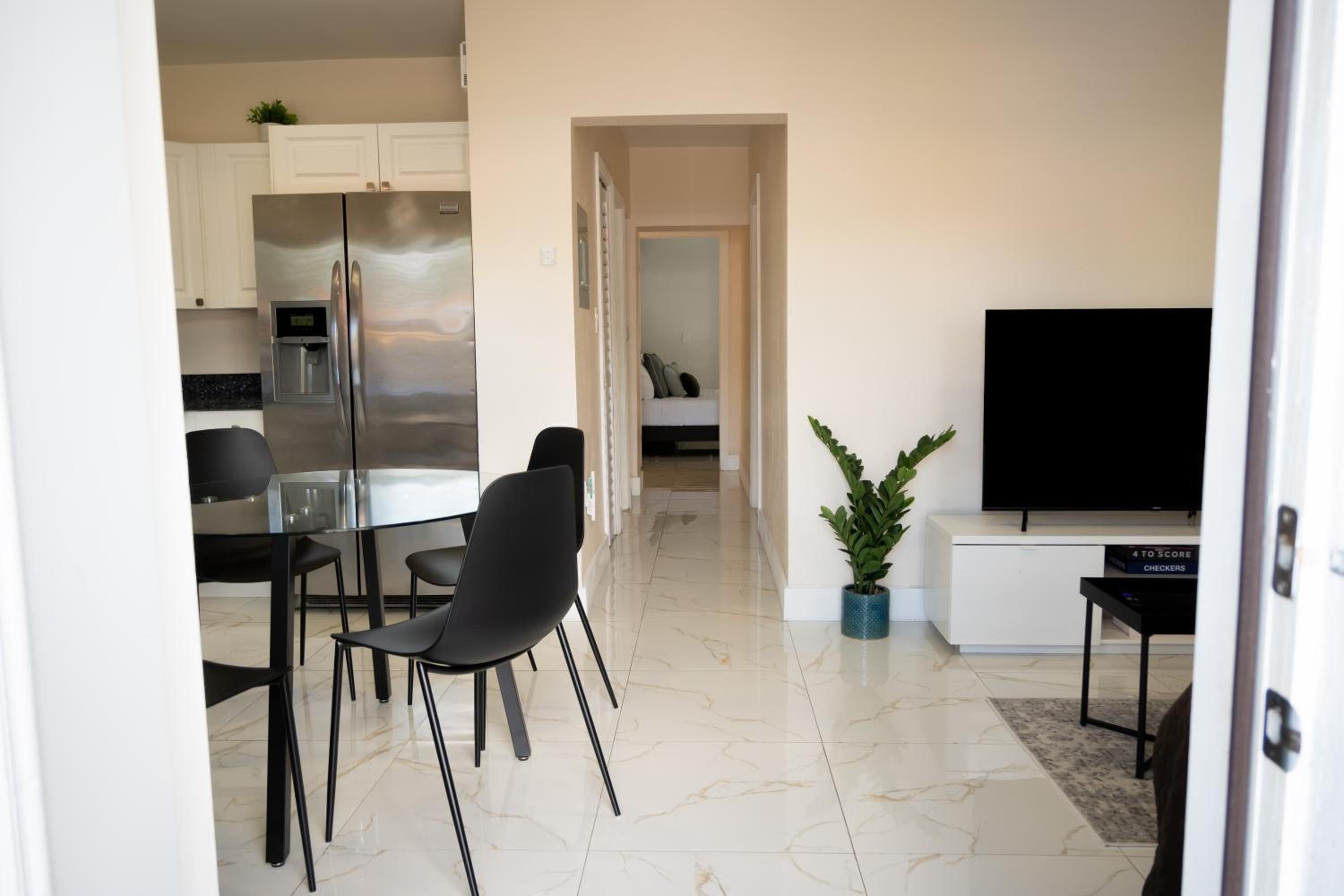 Cozy Central Stay Airport, KingBed, Fenced Parking - Little Havana Near Airport, Wynwood, Calle 8 Brickell, Coral Gables and more