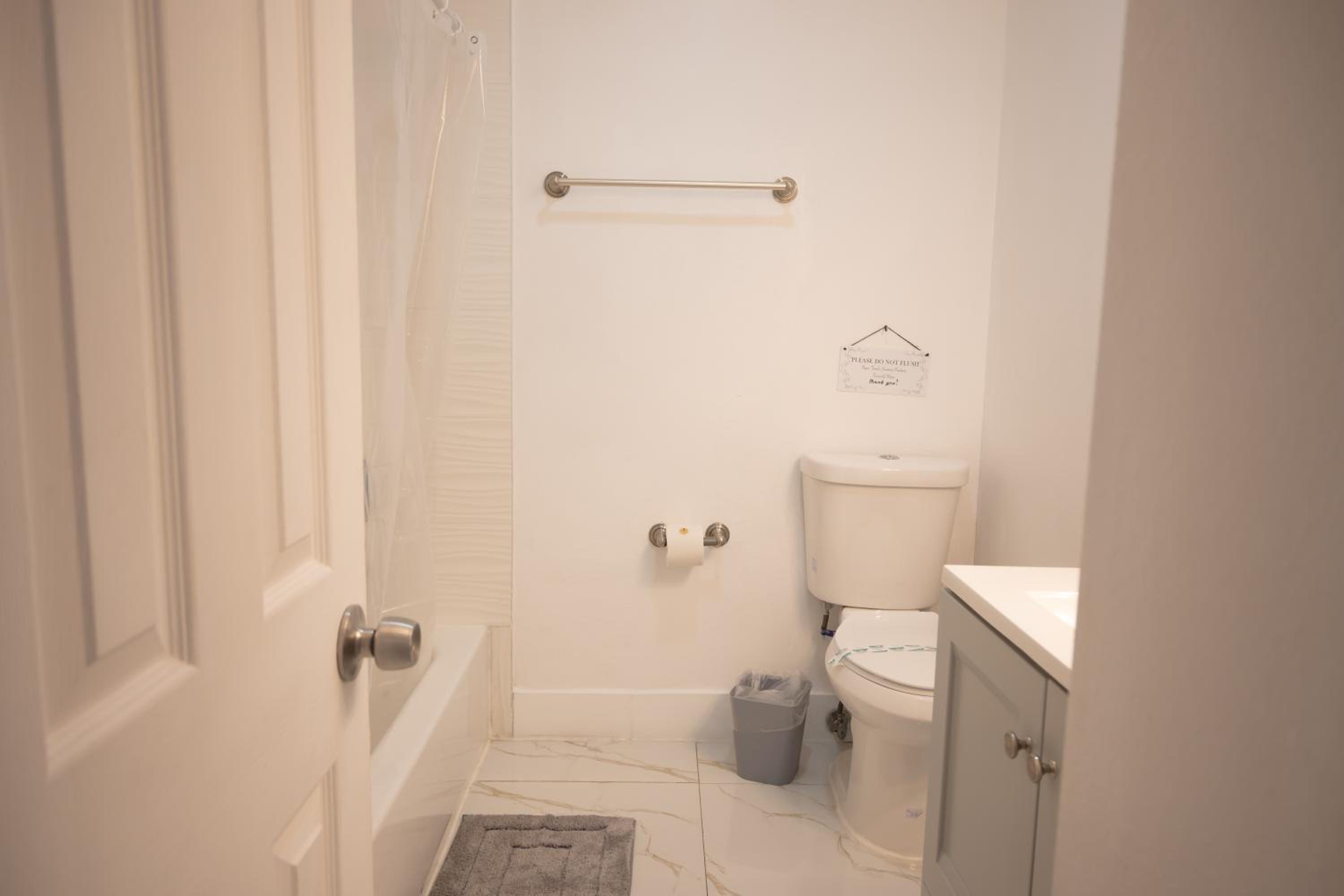 Cozy Central Stay Airport, KingBed, Fenced Parking - Little Havana Near Airport, Wynwood, Calle 8 Brickell, Coral Gables and more