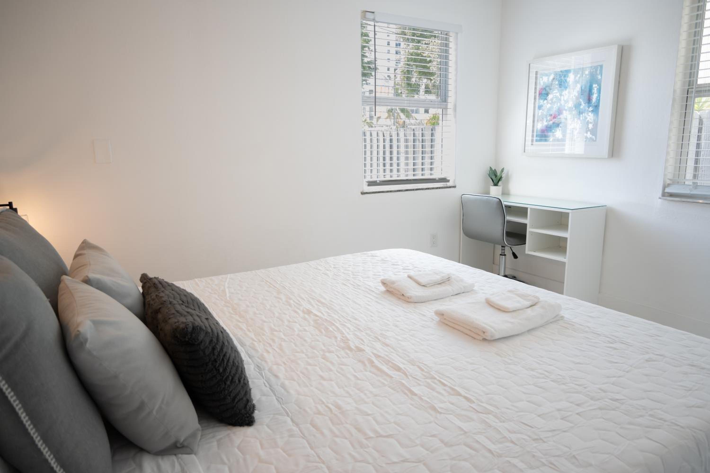 Cozy Central Stay Airport, KingBed, Fenced Parking - Little Havana Near Airport, Wynwood, Calle 8 Brickell, Coral Gables and more