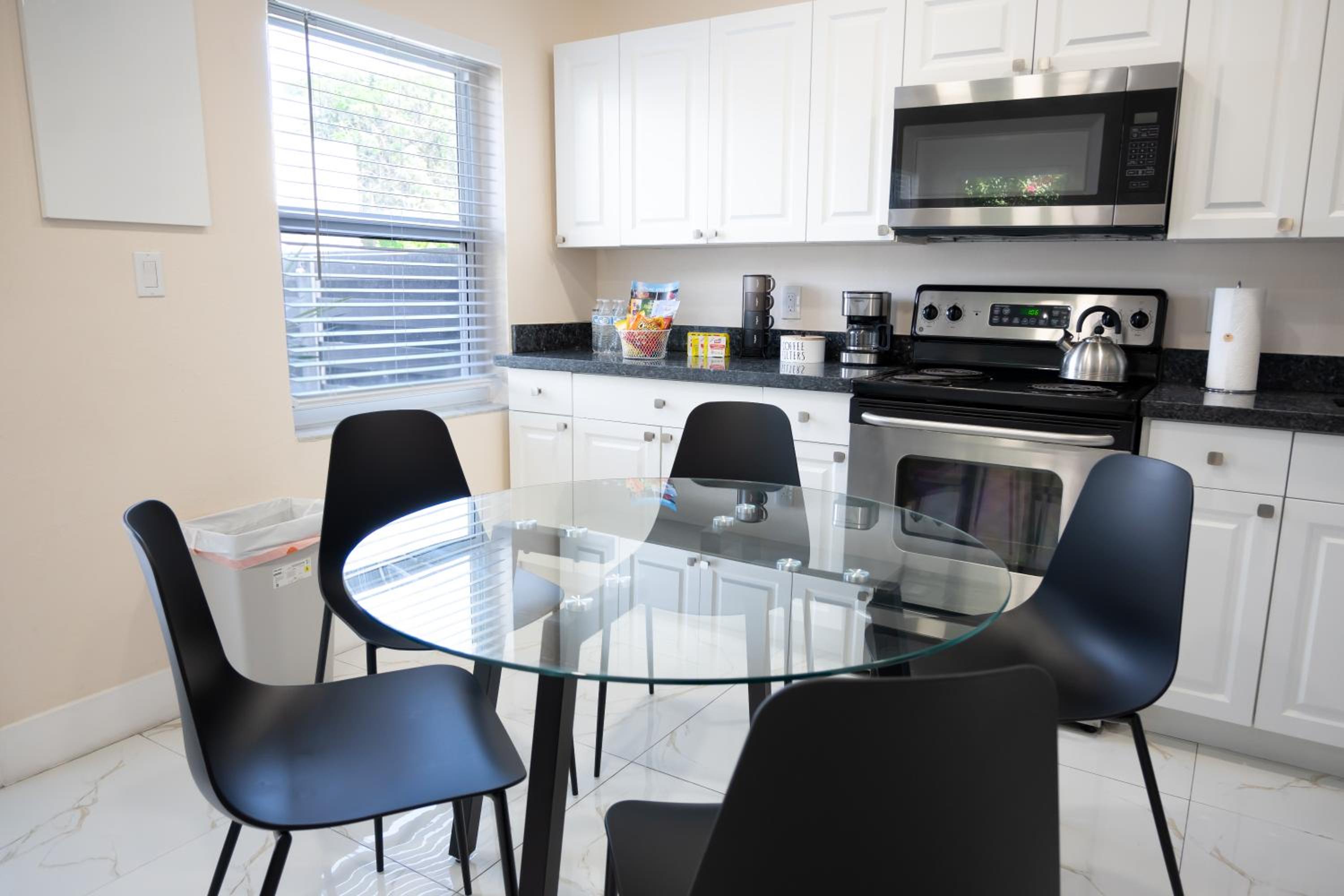 Cozy Central Stay Airport, KingBed, Fenced Parking - Little Havana Near Airport, Wynwood, Calle 8 Brickell, Coral Gables and more