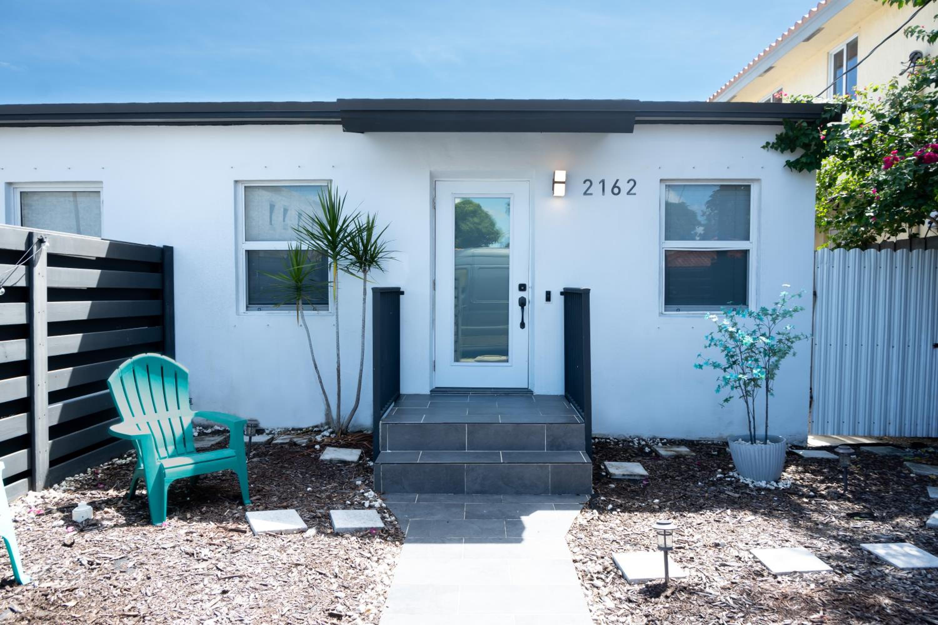 Cozy Central Stay Airport, KingBed, Fenced Parking - Little Havana Near Airport, Wynwood, Calle 8 Brickell, Coral Gables and more