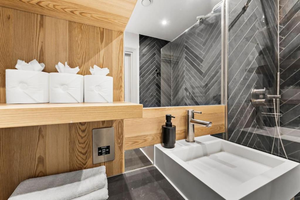 Stunning 2 Bed Flat in London - Sleeps 8 -Balcony