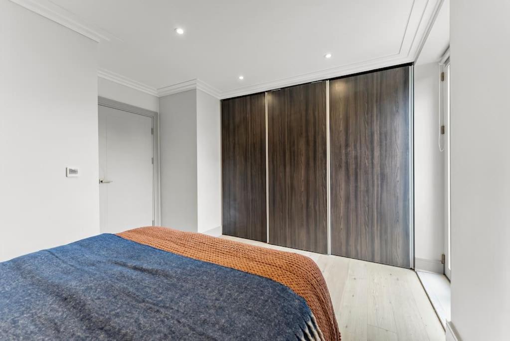 Stunning 2 Bed Flat in London - Sleeps 8 -Balcony