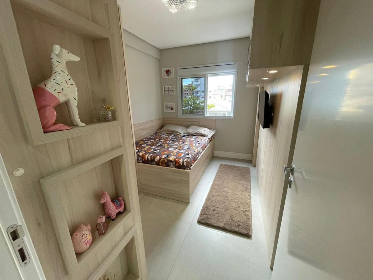 Cód 76 - Apartamento especular á 180 m do mar