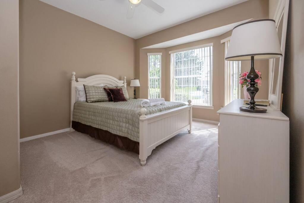VistaPark Large 5 Bed Pool Home Close to Disney and all attractions! view 3