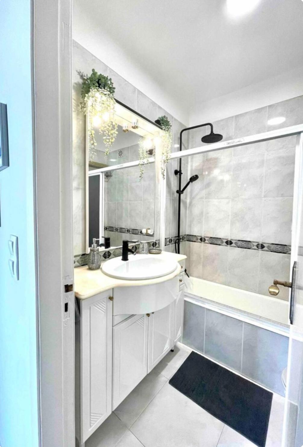 Lisbon Sky View 3BR Home + Near Airport + Free Parking