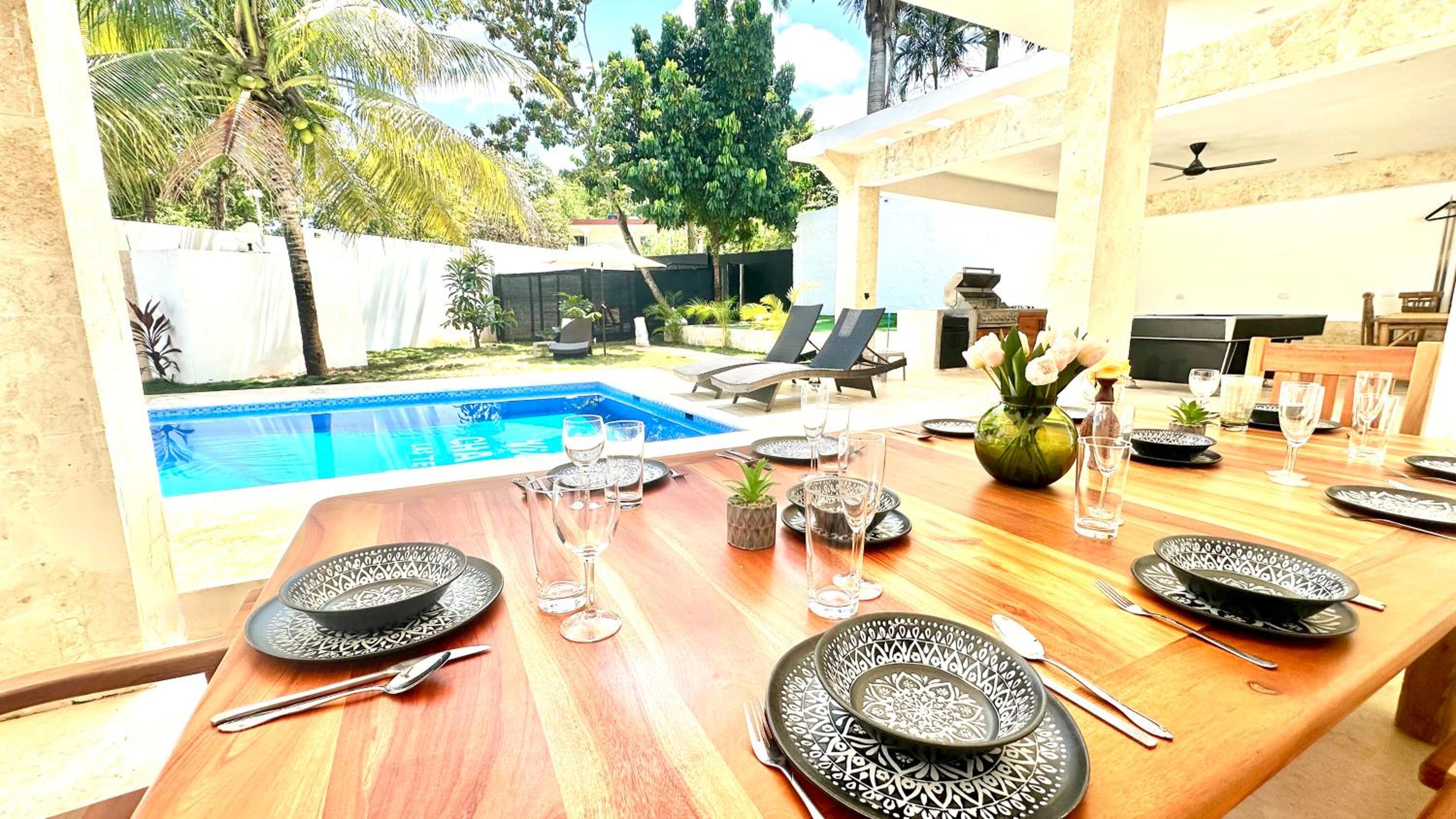 NEW Grand 5 Bedroom Villa with Pool and Full outdoor Kitchen !
