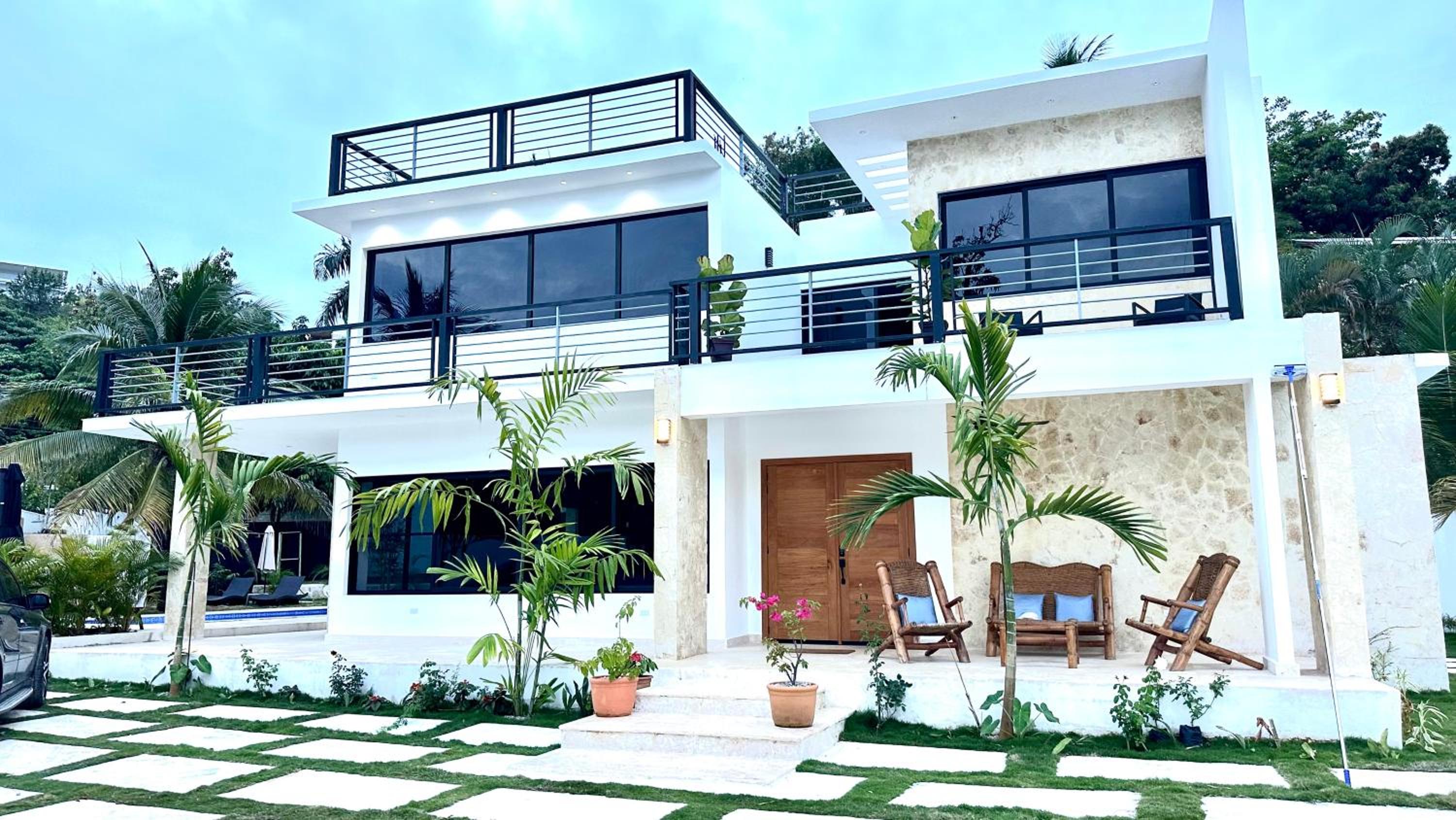 NEW Grand 5 Bedroom Villa with Pool and Full outdoor Kitchen !