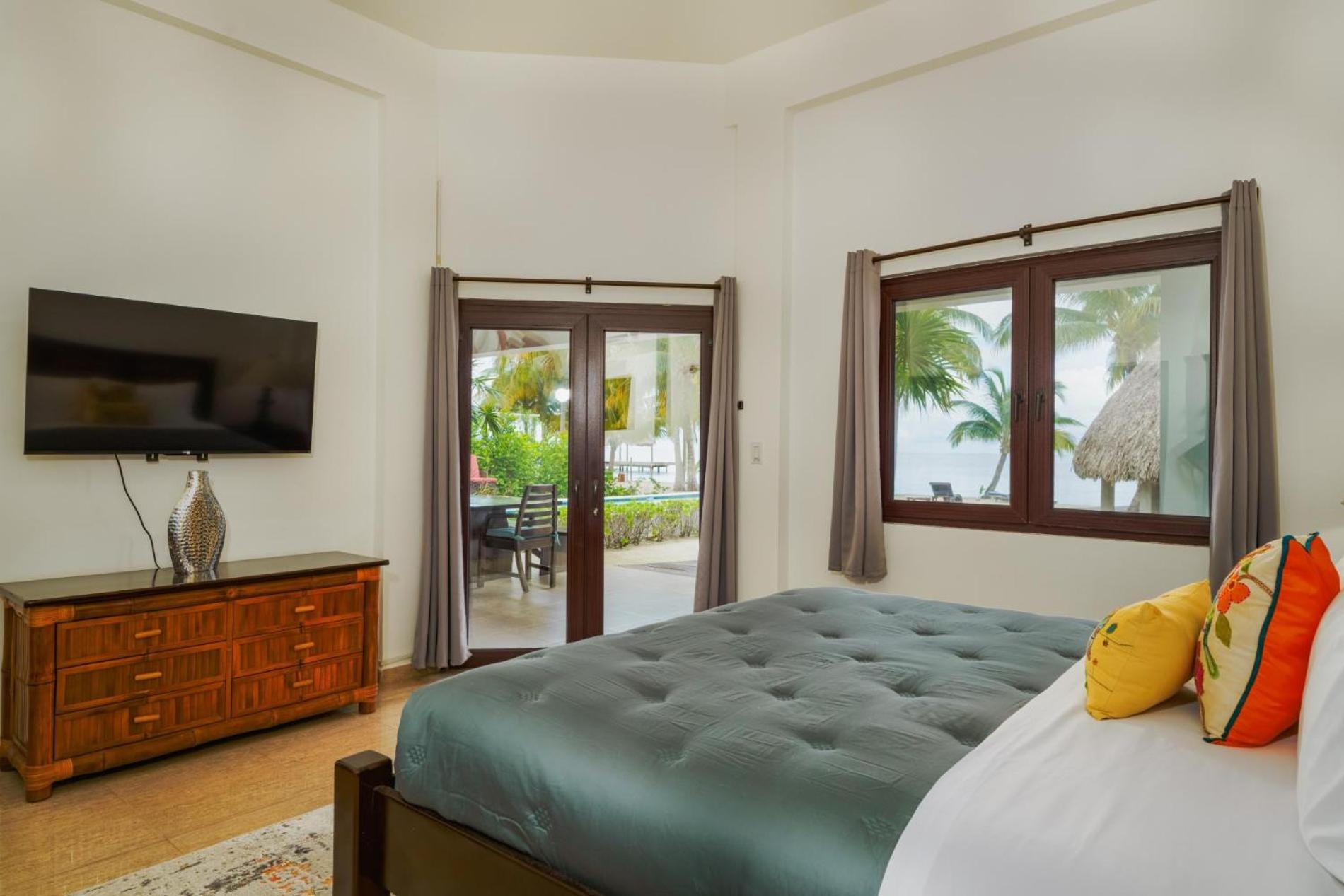 Castaway Villa - 4 Bedroom Beachfront Villa