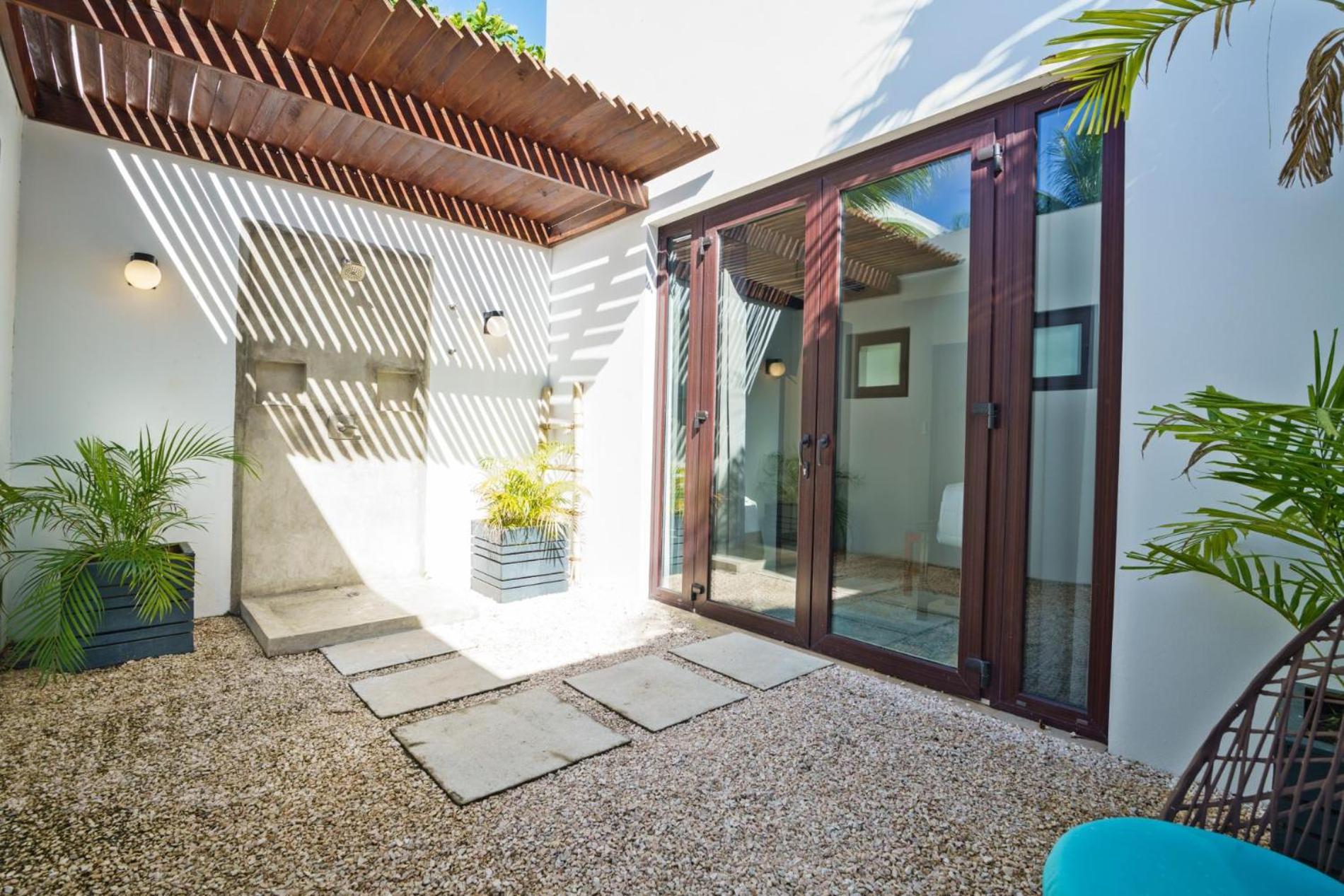 Castaway Villa - 4 Bedroom Beachfront Villa