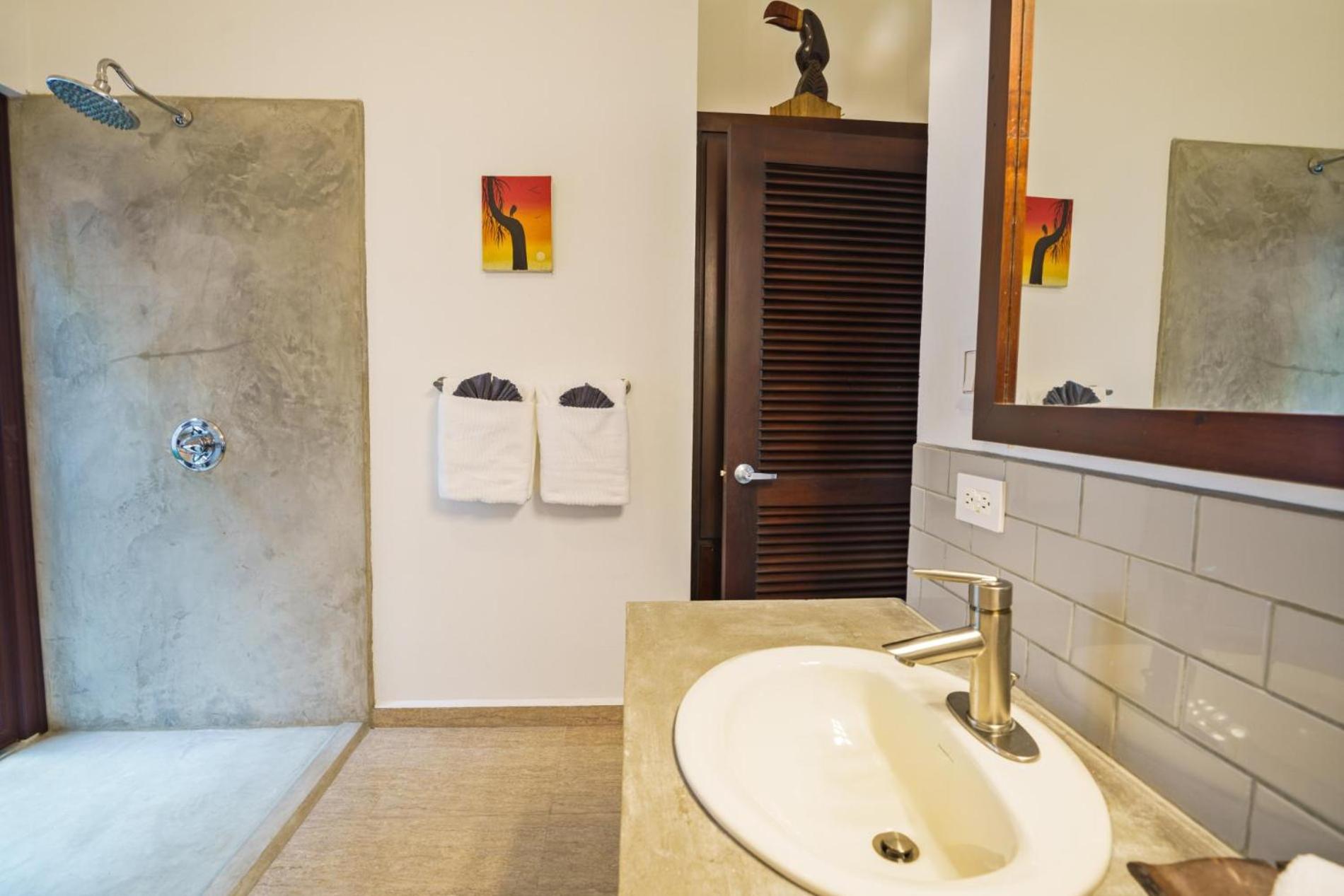 Castaway Villa - 4 Bedroom Beachfront Villa