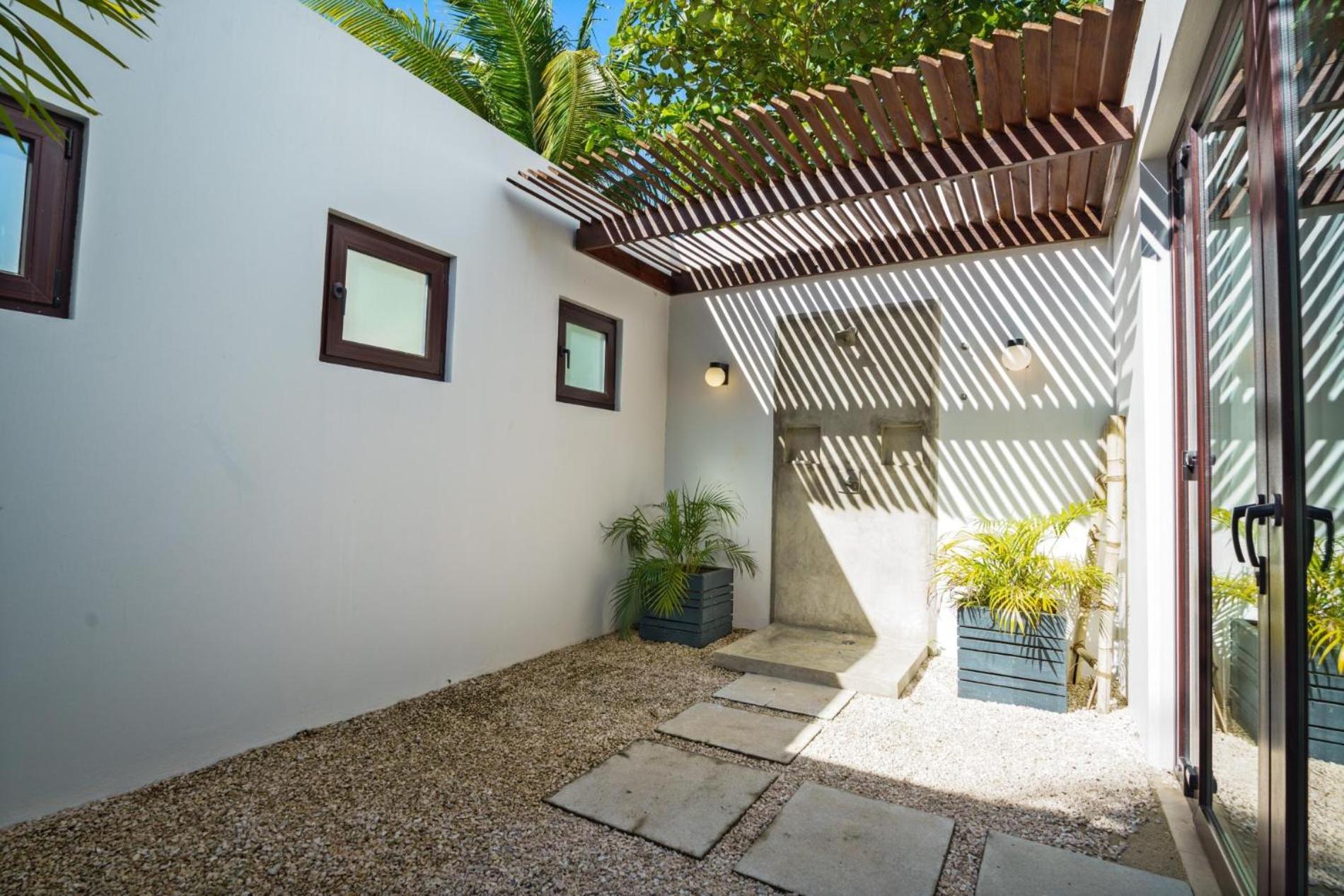 Castaway Villa - 4 Bedroom Beachfront Villa