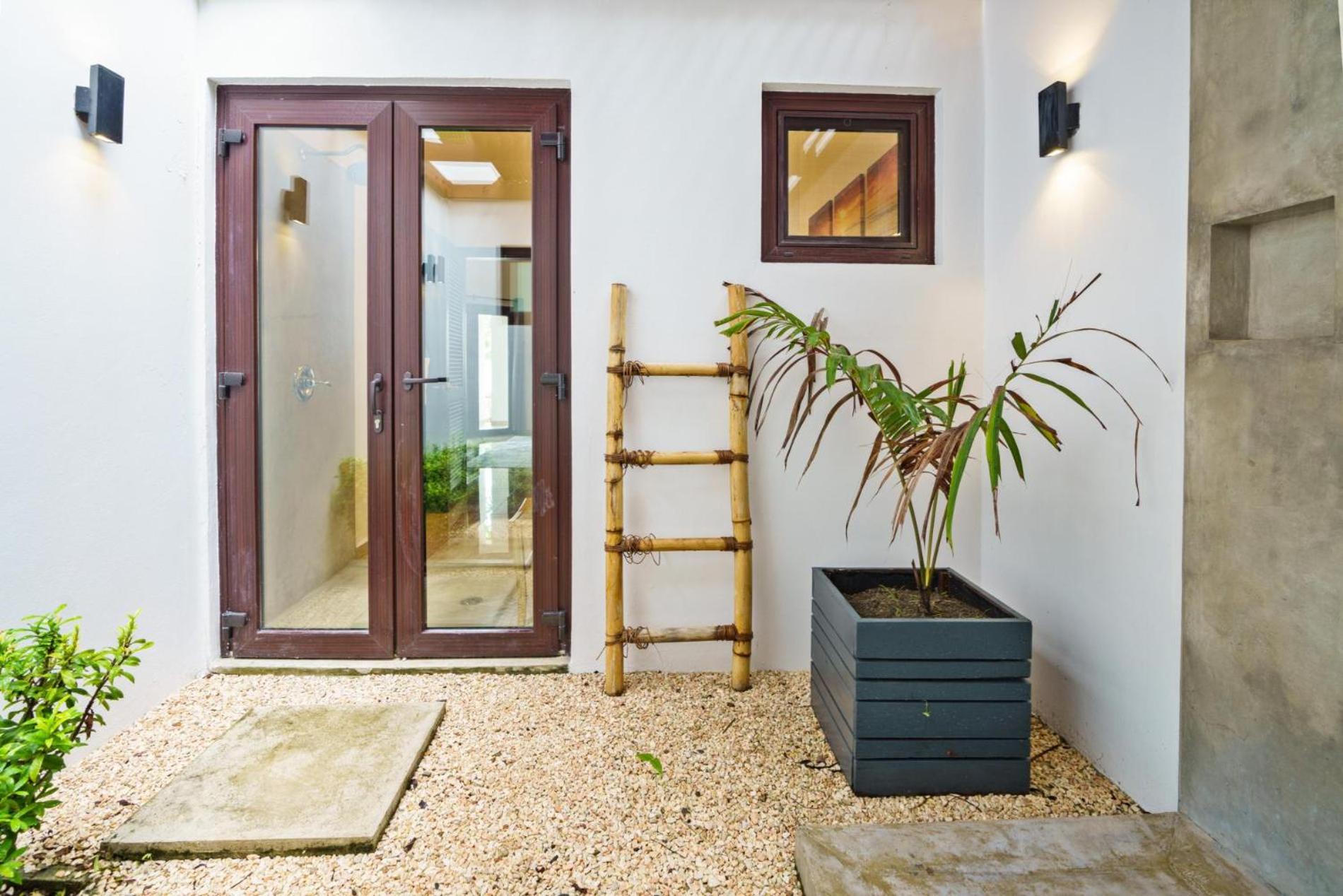 Castaway Villa - 4 Bedroom Beachfront Villa
