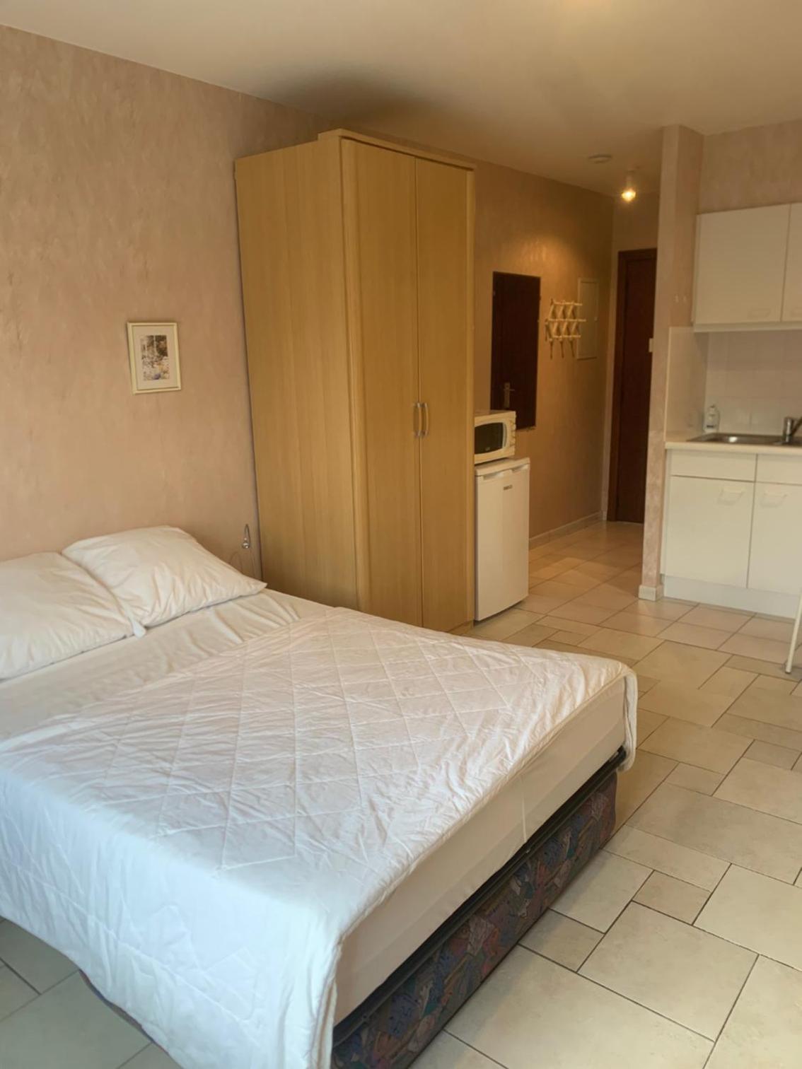Studio White Chateau met parking en zonnig balkon