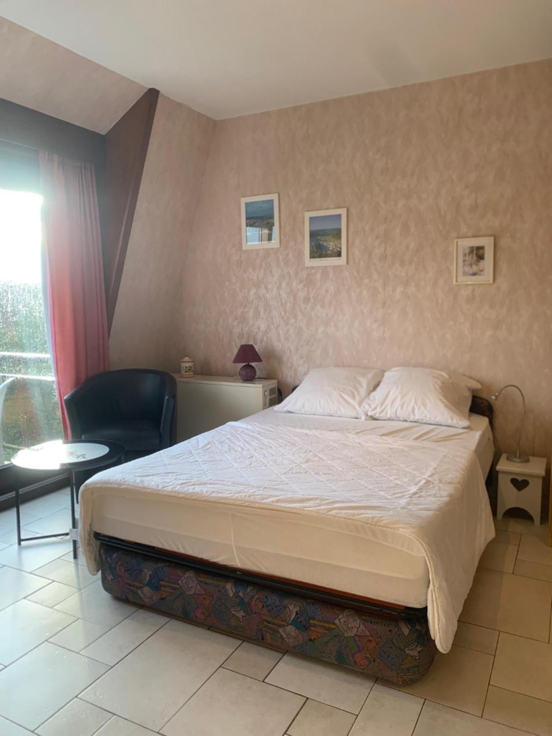 Studio White Chateau met parking en zonnig balkon