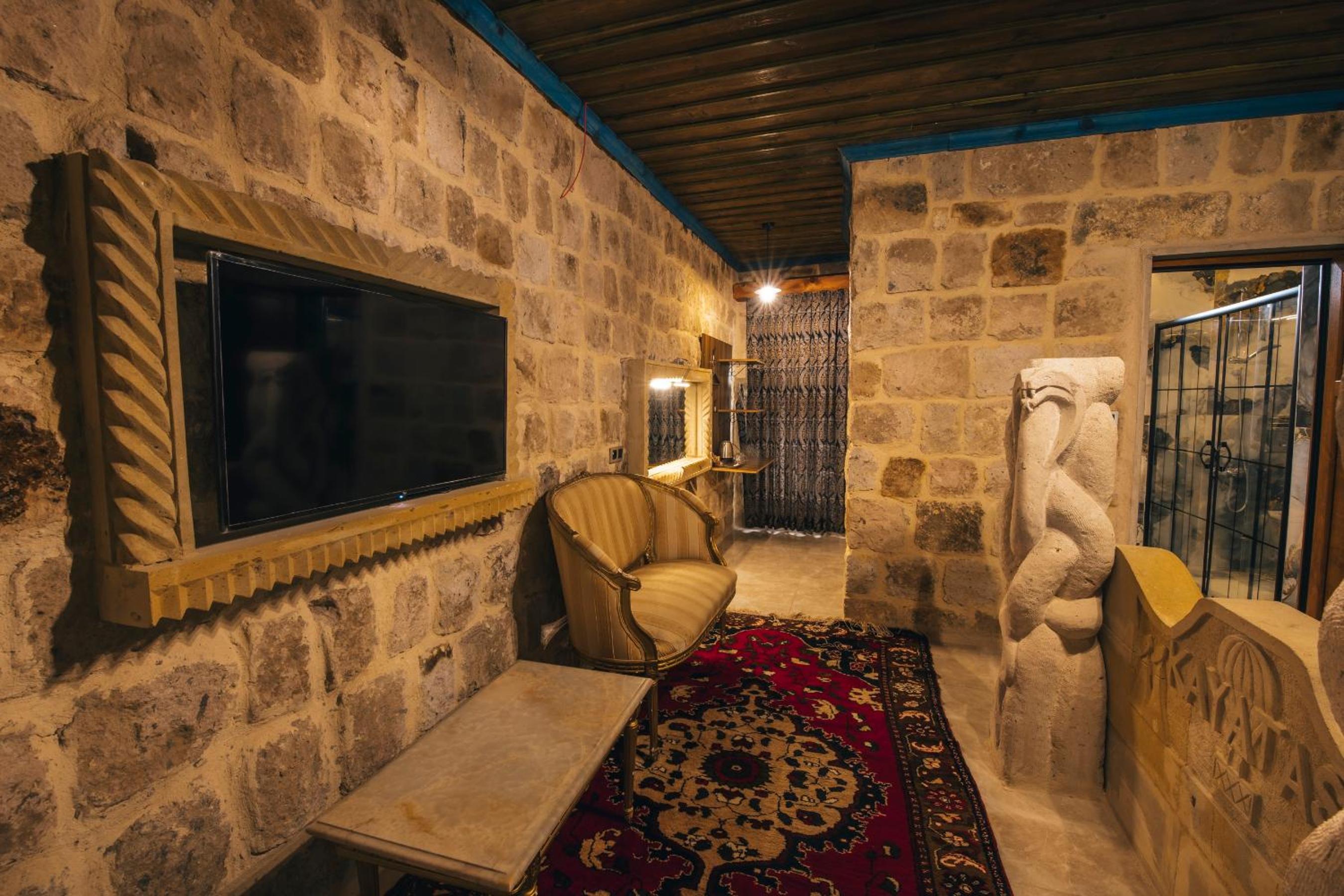 Kayatas Cave Suites - Image 39
