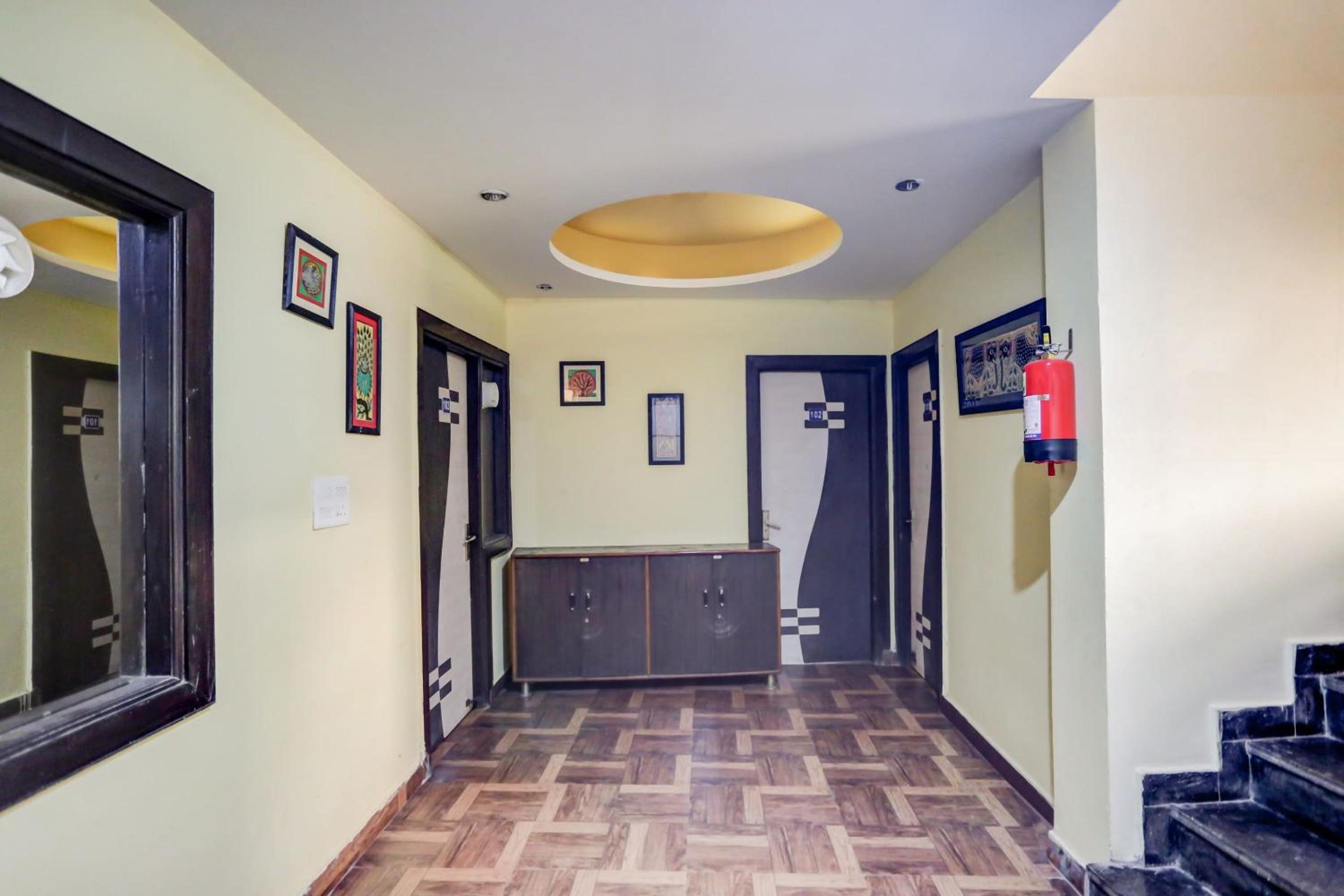 Lobby & Reception