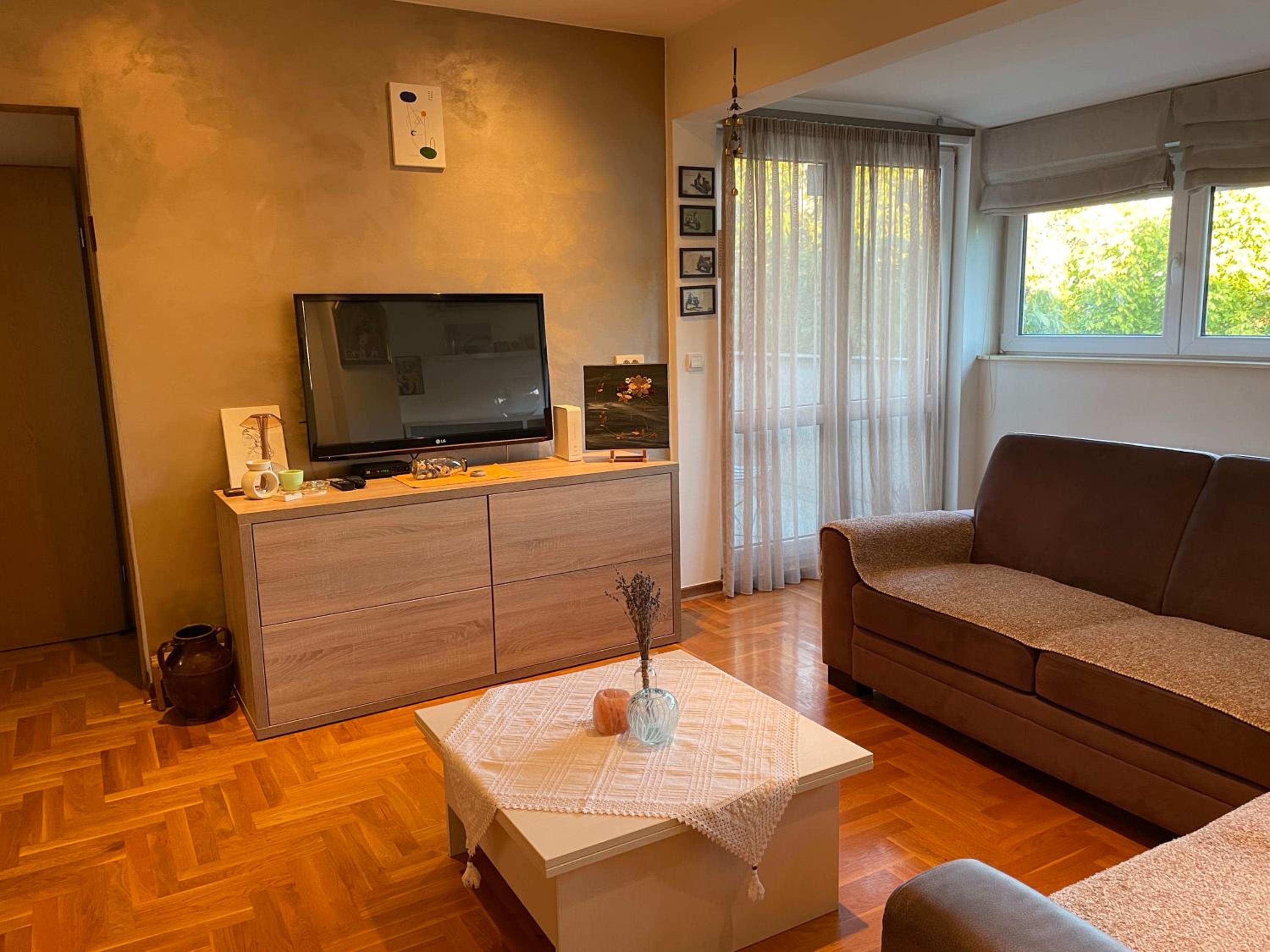 Comfy & Cozy Apartment - parking view 4