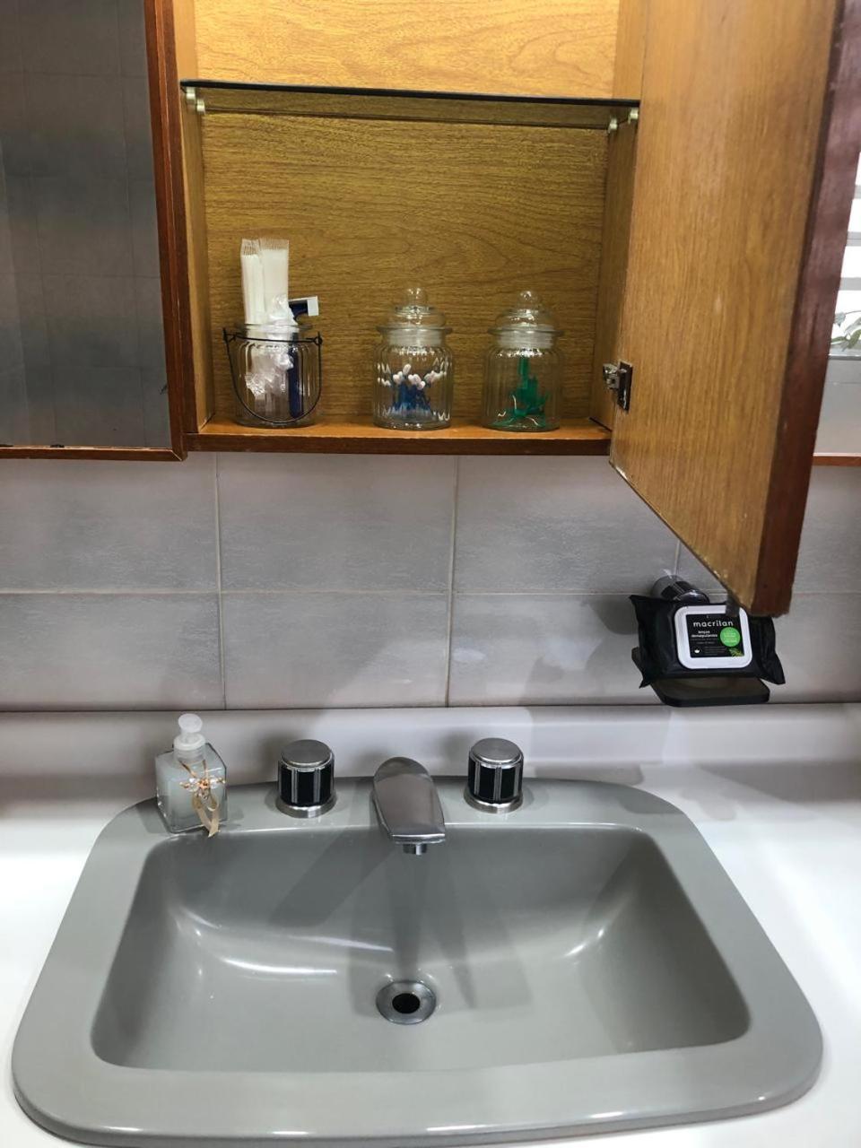 Suíte espaçosa em bairro bem localizado
