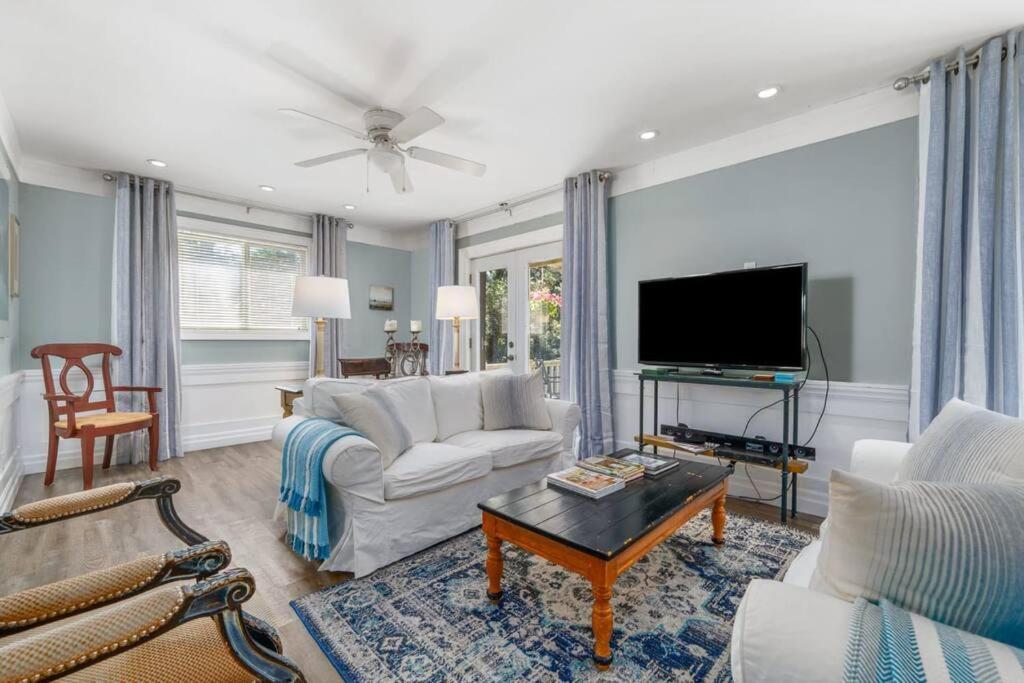 Gate House Comfort plus own lake access, dock, 4 mins to beach
