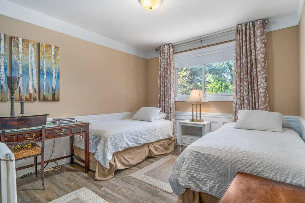 Gate House Comfort plus own lake access, dock, 4 mins to beach